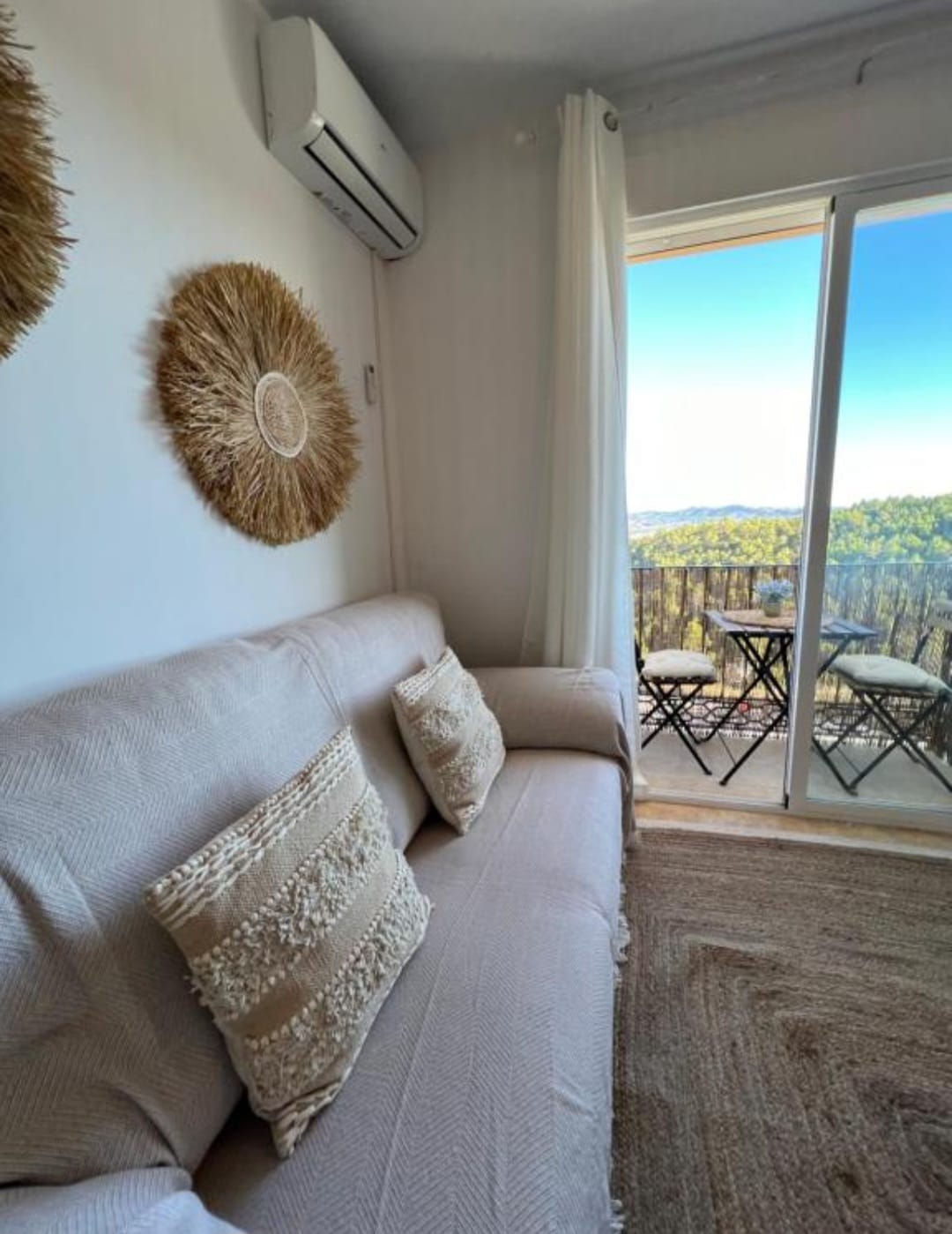 Stunning  3 Bed, 2 bath 2nd Floor flat