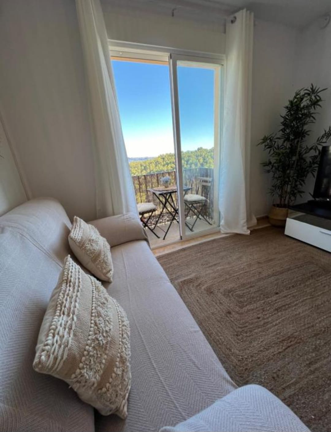 Stunning  3 Bed, 2 bath 2nd Floor flat