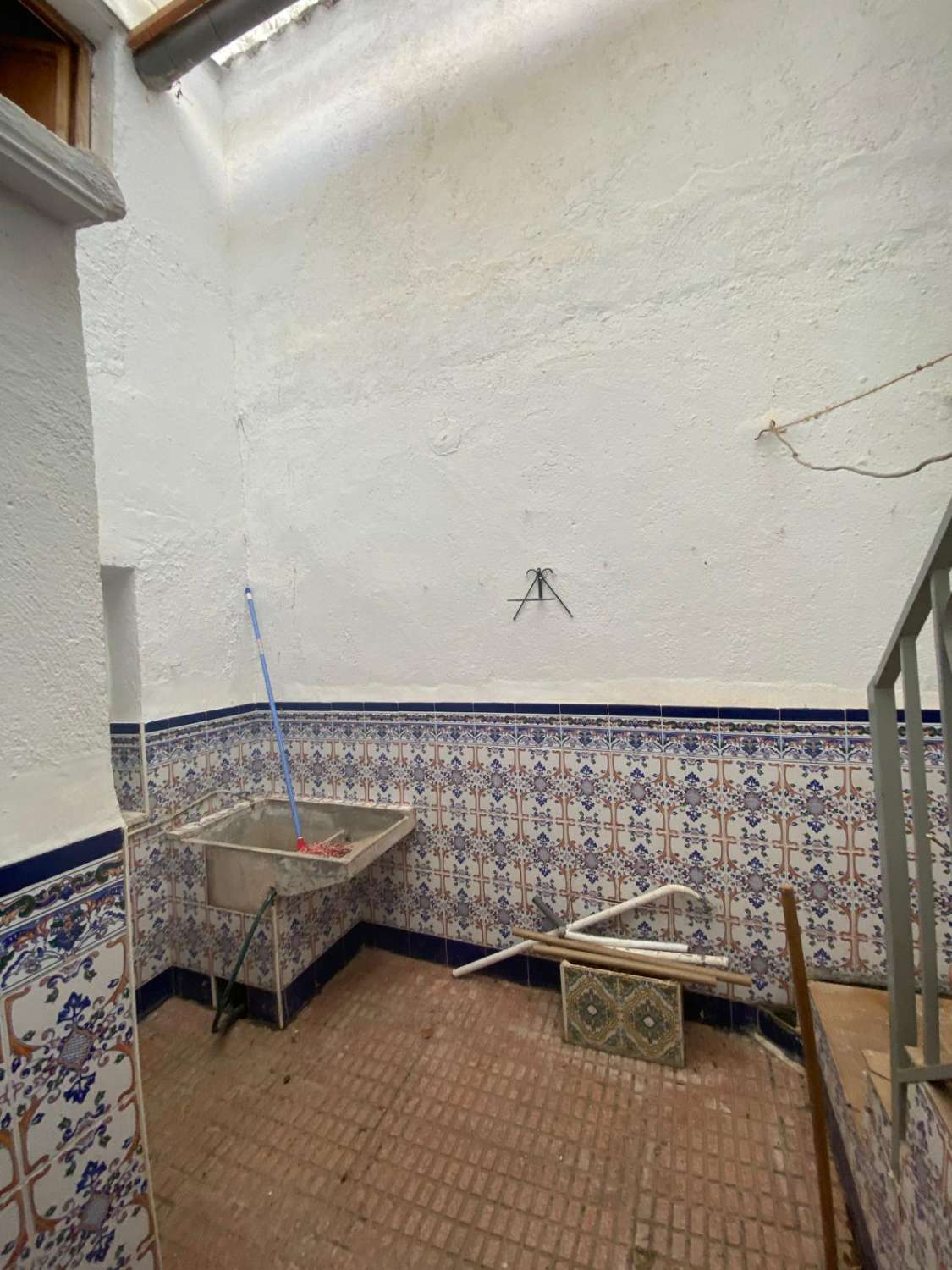 Exceptional 5 bed, 2 bath house with patio, terrace and garage in Velez Rubio