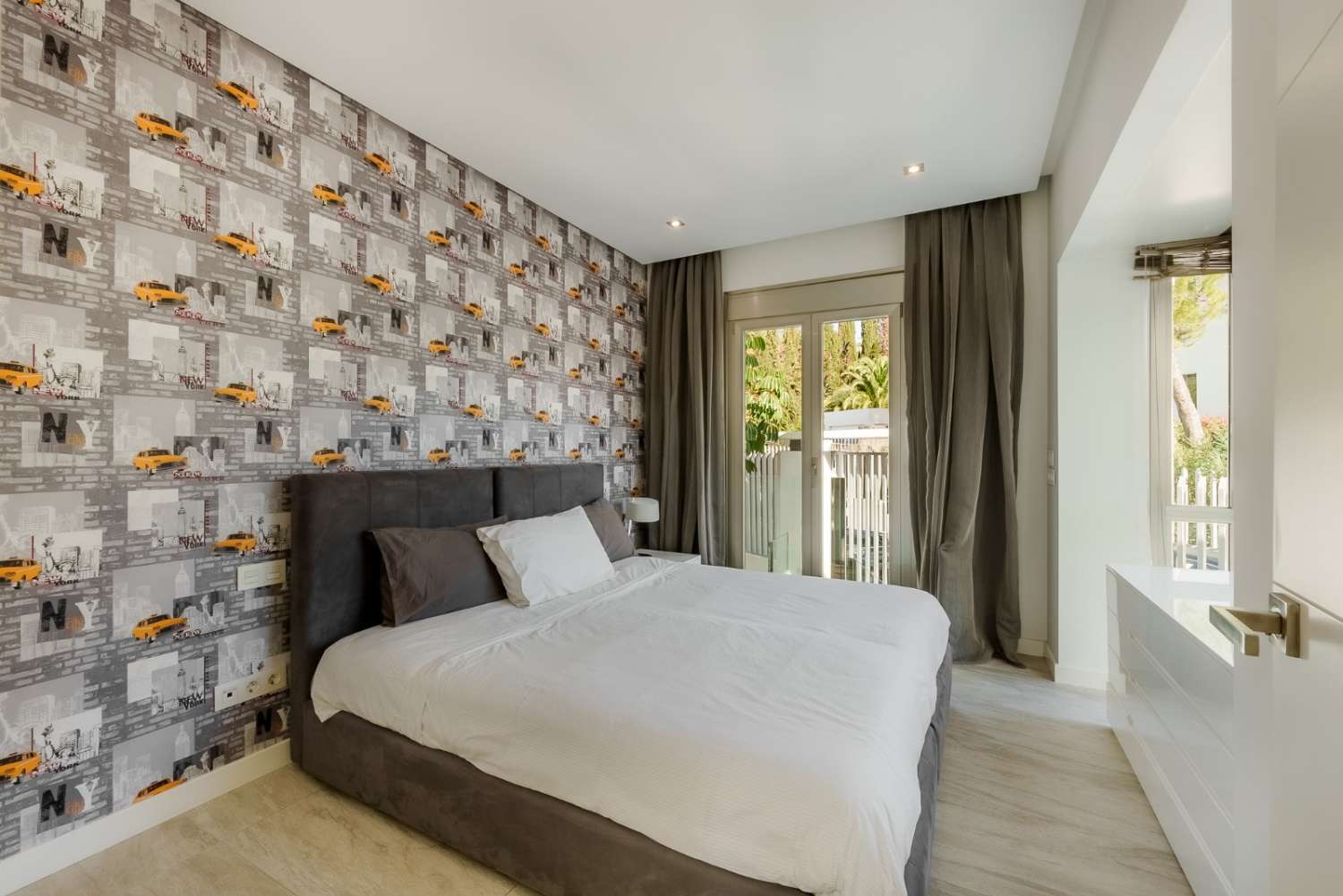 Superior Park Home with swimming Pool