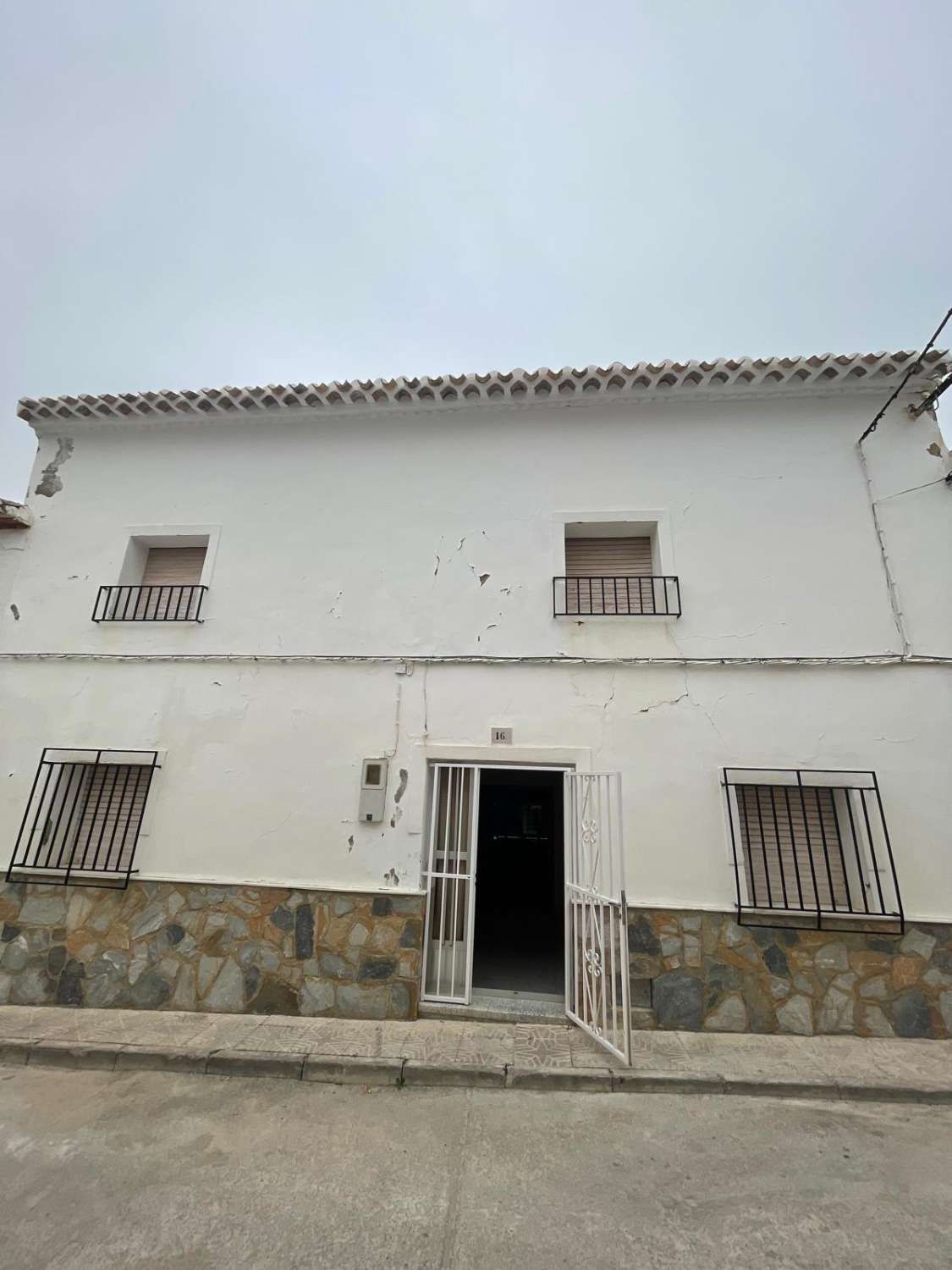 5 bedroom, 2 bath house with patio in immaculate condition in Velez Blanco