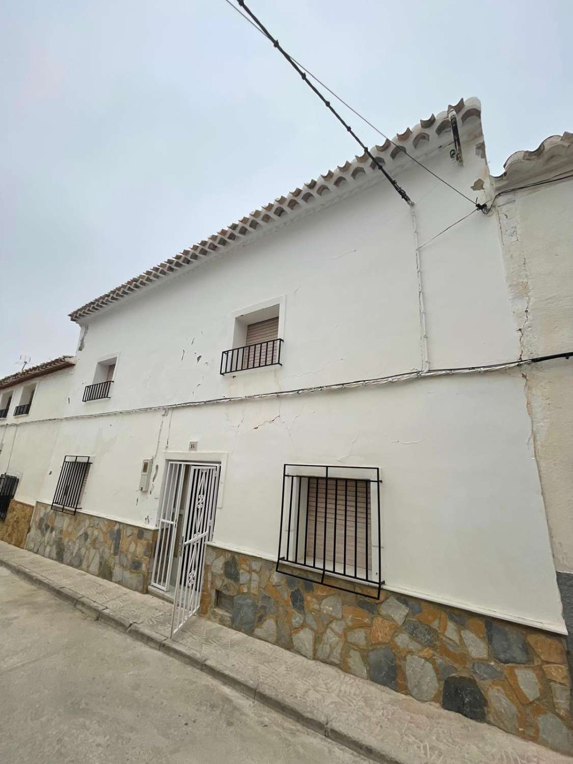 5 bedroom, 2 bath house with patio in immaculate condition in Velez Blanco