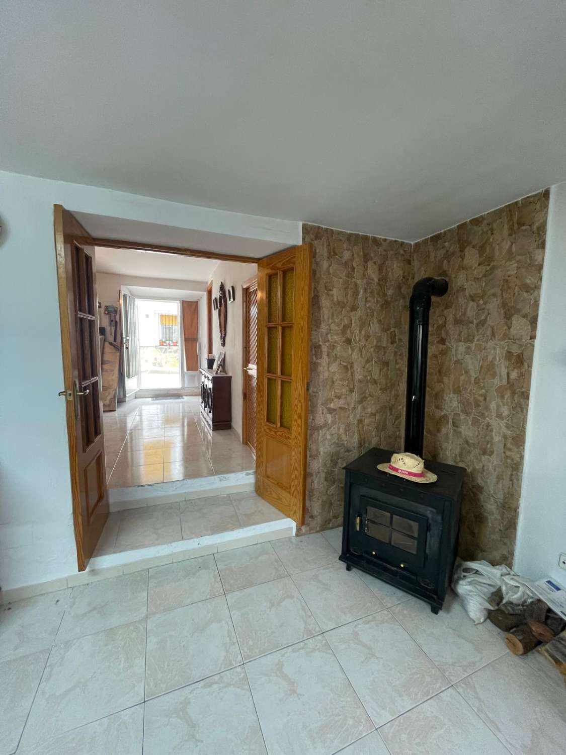 5 bedroom, 2 bath house with patio in immaculate condition in Velez Blanco