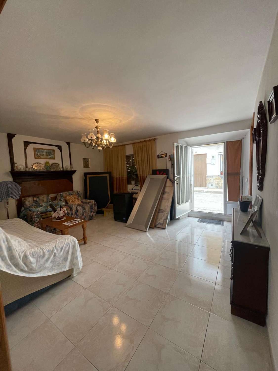 5 bedroom, 2 bath house with patio in immaculate condition in Velez Blanco