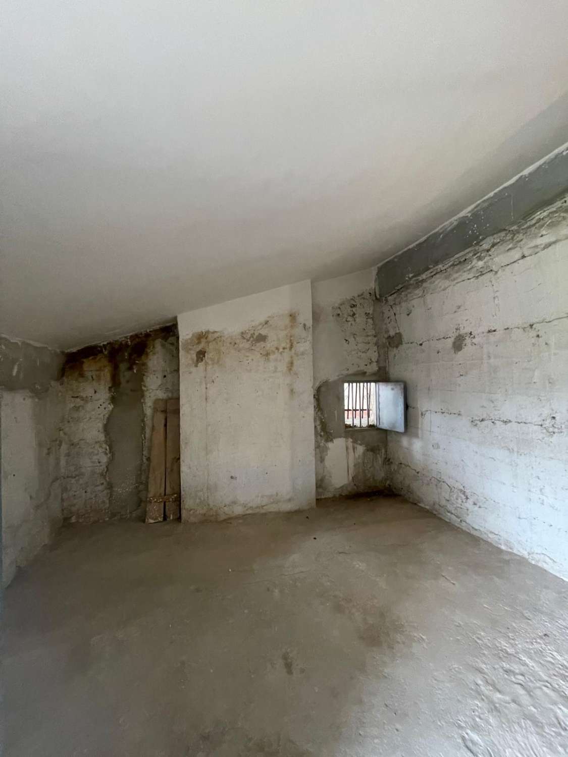 5 bedroom, 2 bath house with patio in immaculate condition in Velez Blanco