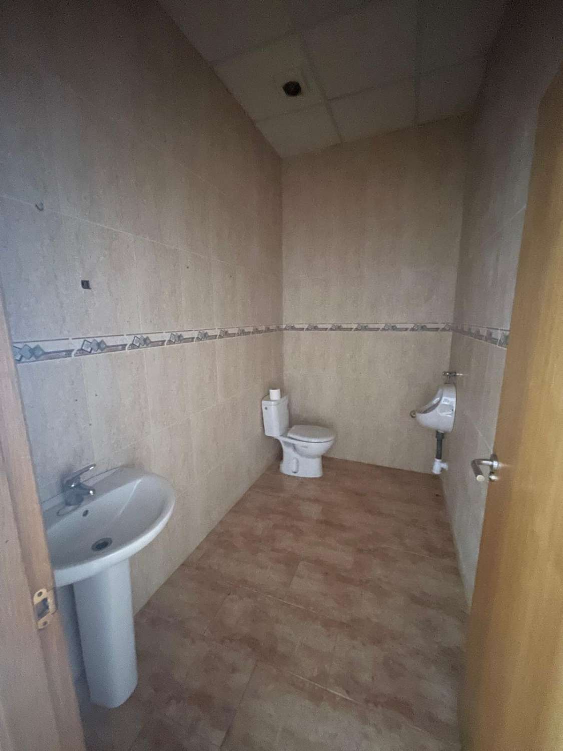 Large shop or office in prime position in Velez Rubio 170m2