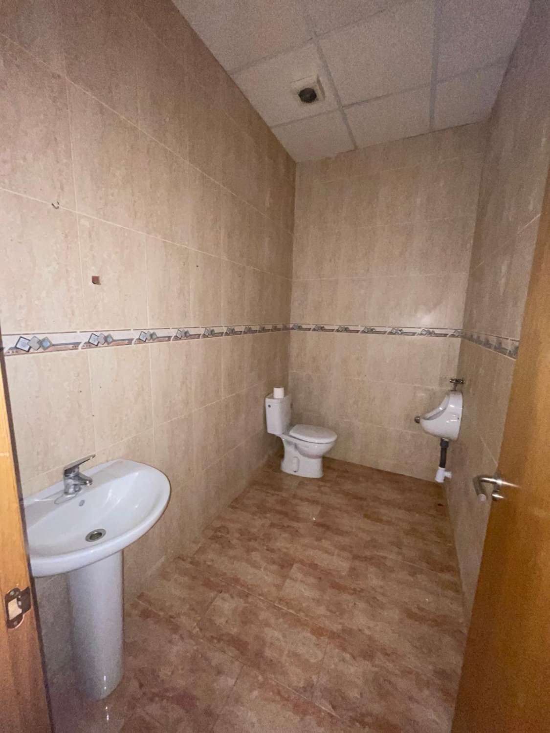 Large shop or office in prime position in Velez Rubio 170m2