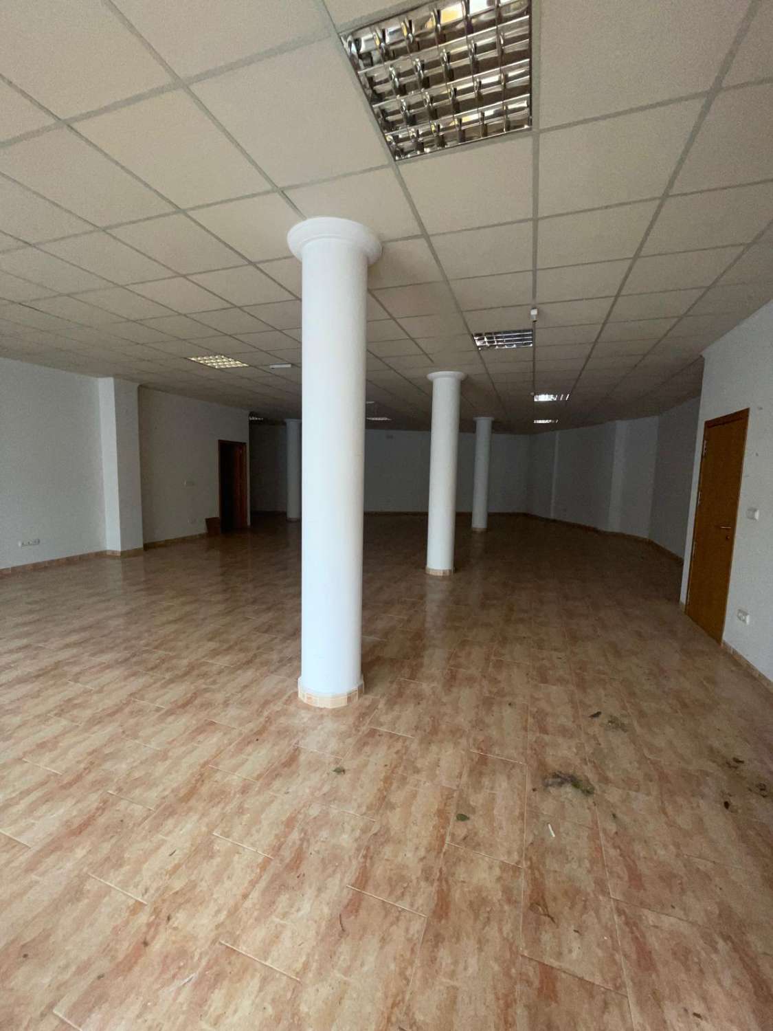 Large shop or office in prime position in Velez Rubio 170m2