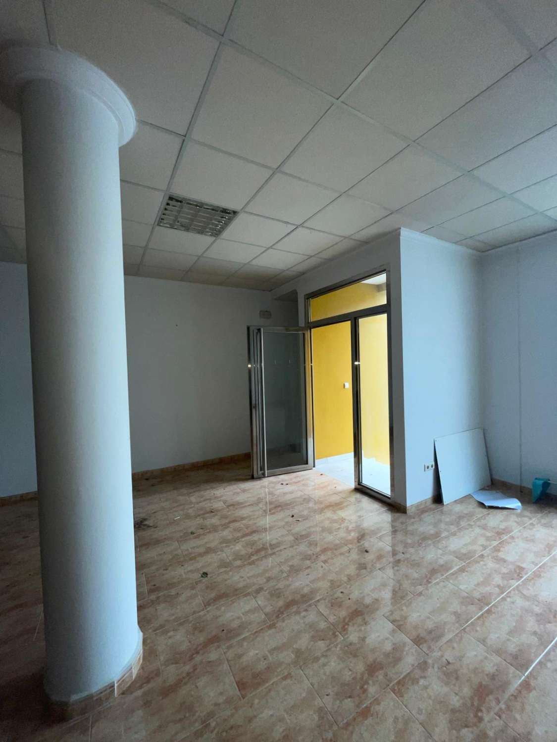 Large shop or office in prime position in Velez Rubio 170m2