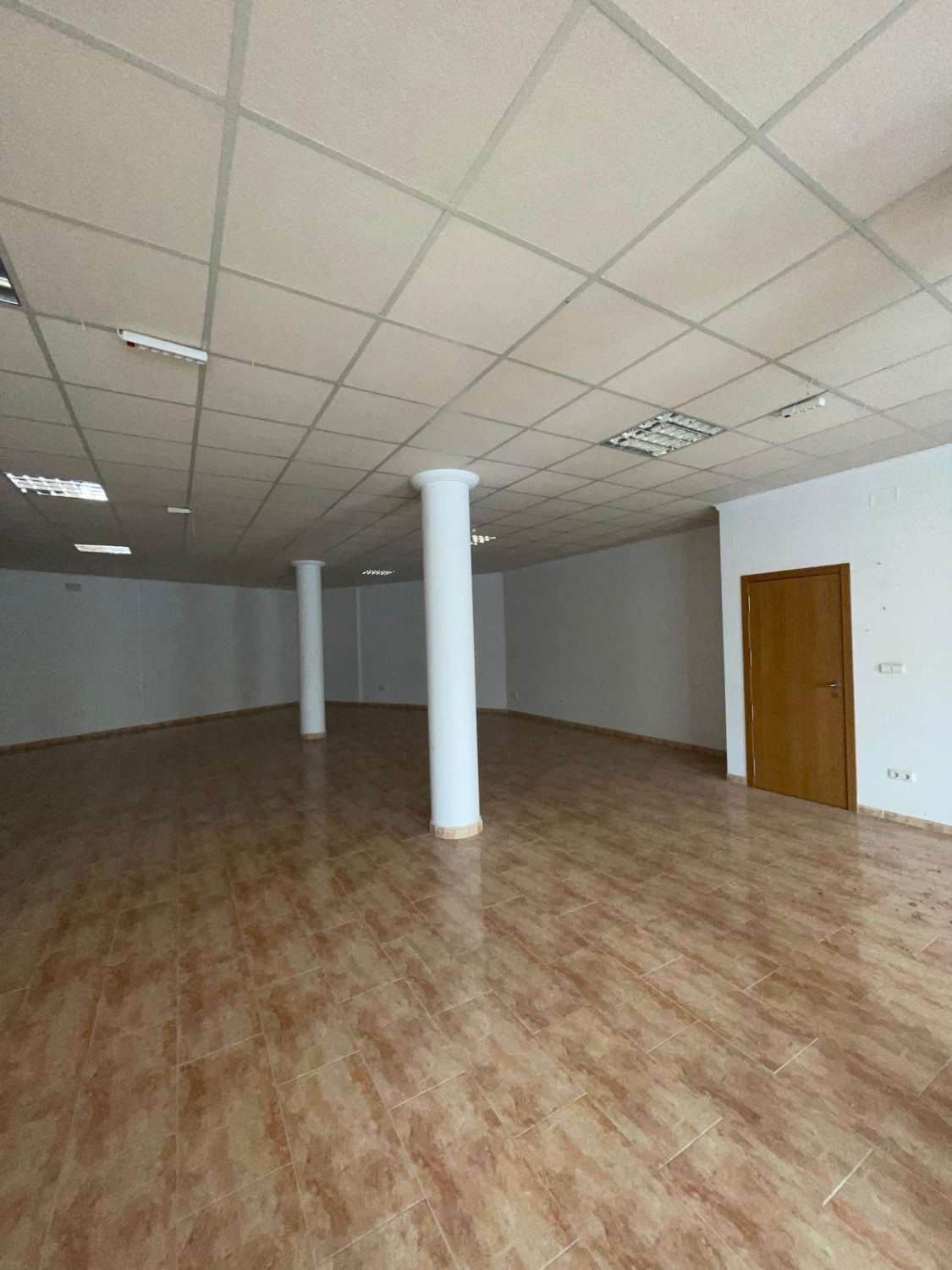 Large shop or office in prime position in Velez Rubio 170m2