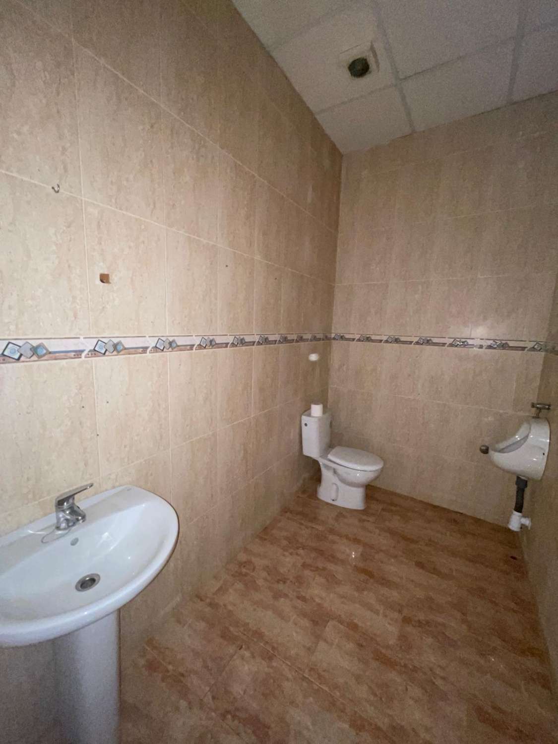 Large shop or office in prime position in Velez Rubio 170m2