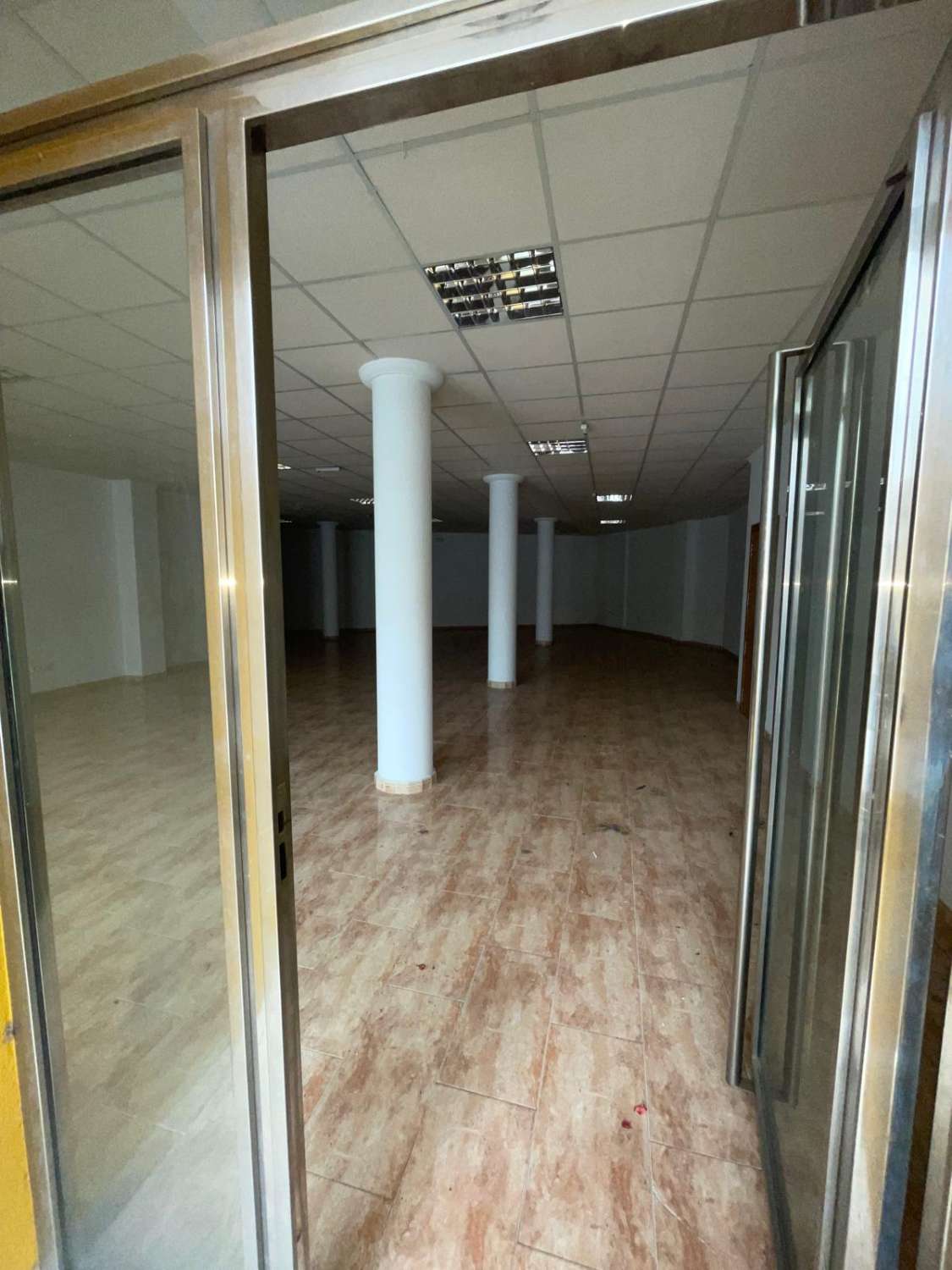 Large premises in prime position of Velez Rubio with ample parking 170m2