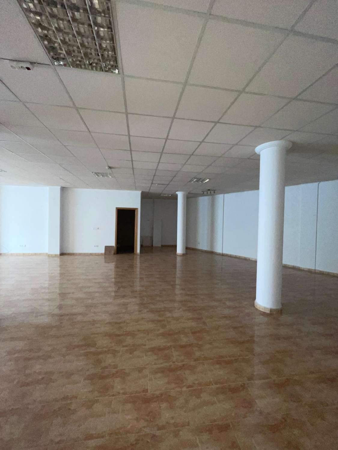 Large premises in prime position of Velez Rubio with ample parking 170m2