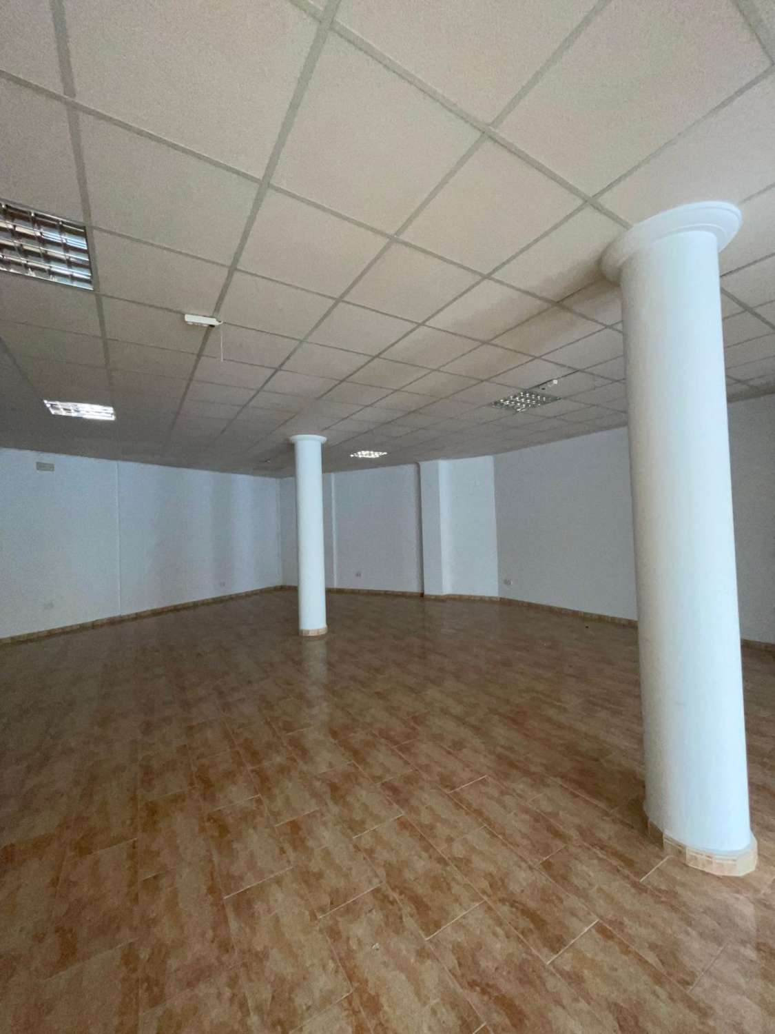 Large premises in prime position of Velez Rubio with ample parking 170m2