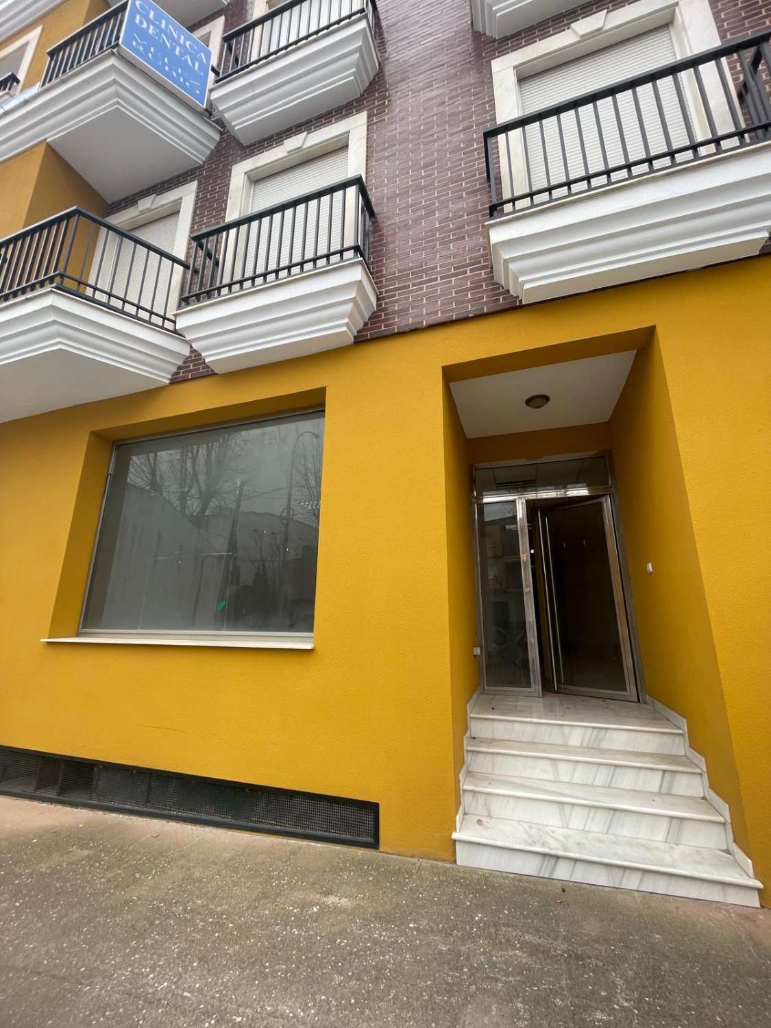 Large premises in prime position of Velez Rubio with ample parking 170m2