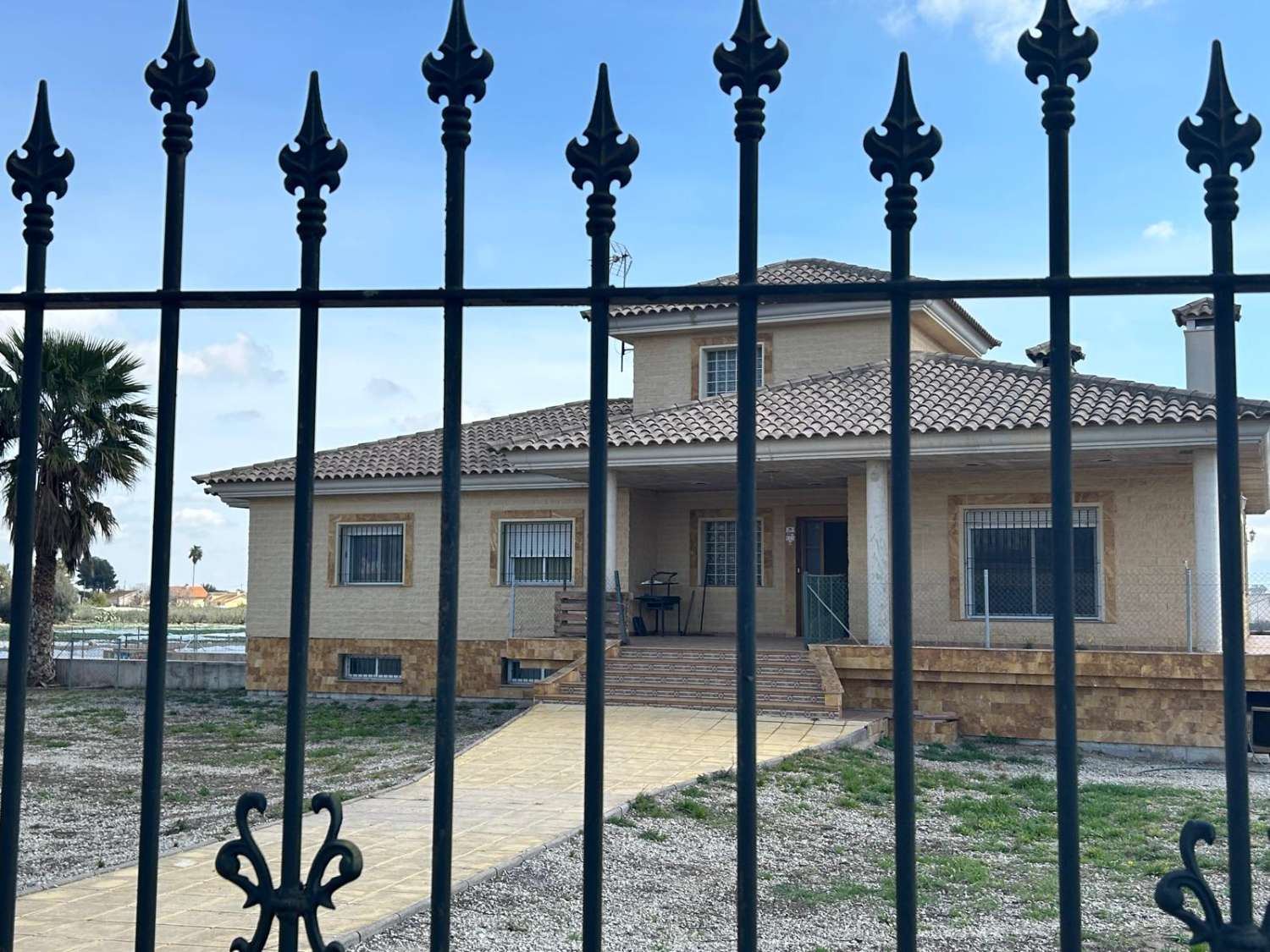 4 Bed, 2 bath house with Garage on 5000 m2 plot in excellent location