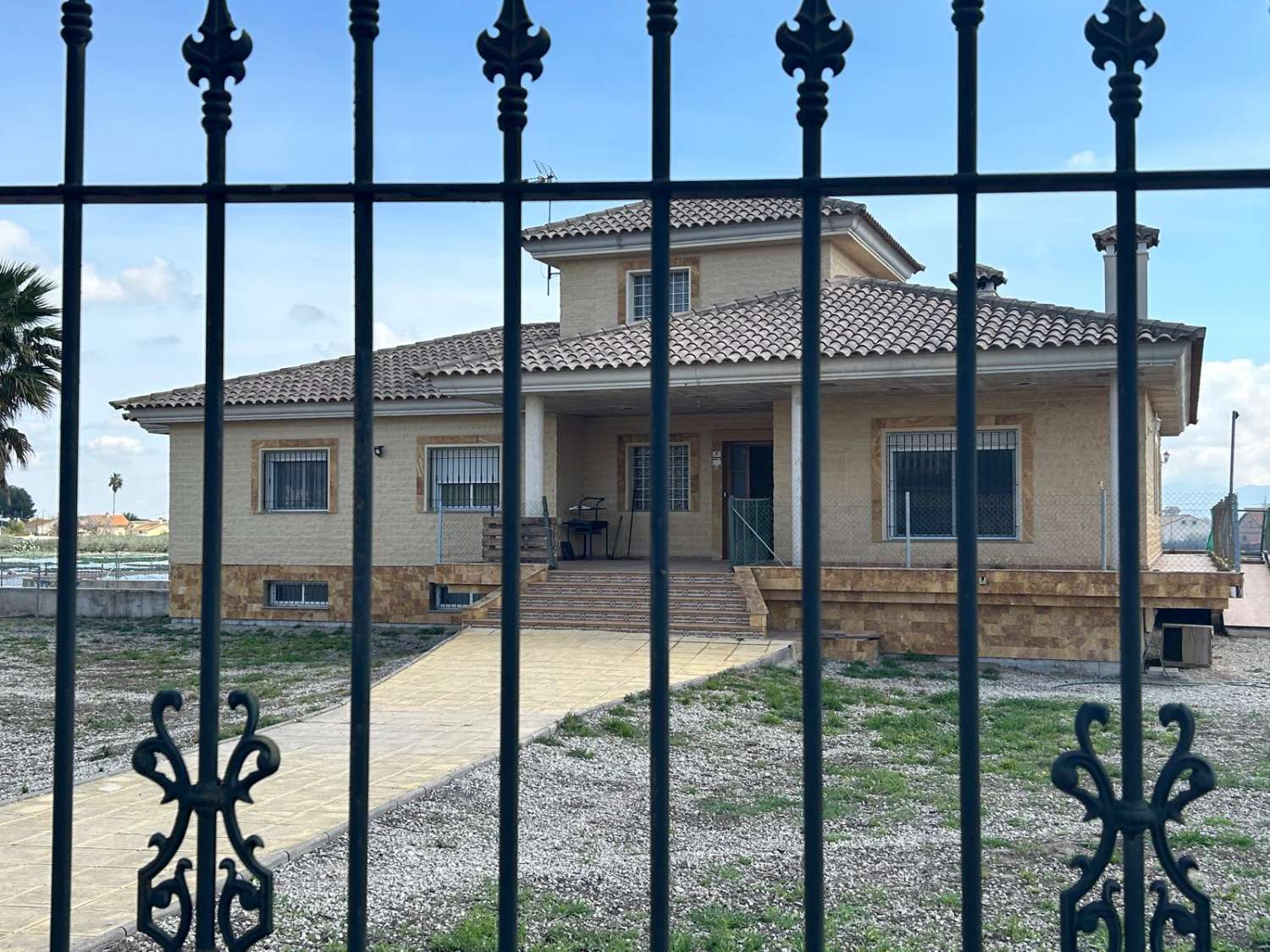 4 Bed, 2 bath house with Garage on 5000 m2 plot in excellent location