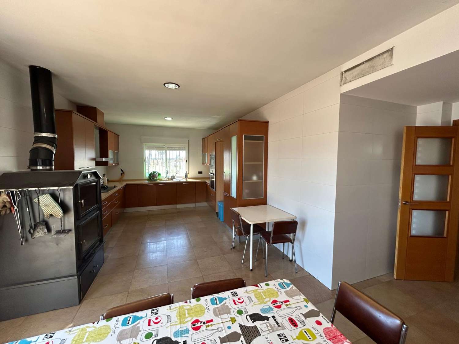 4 Bed, 2 bath house with Garage on 5000 m2 plot in excellent location