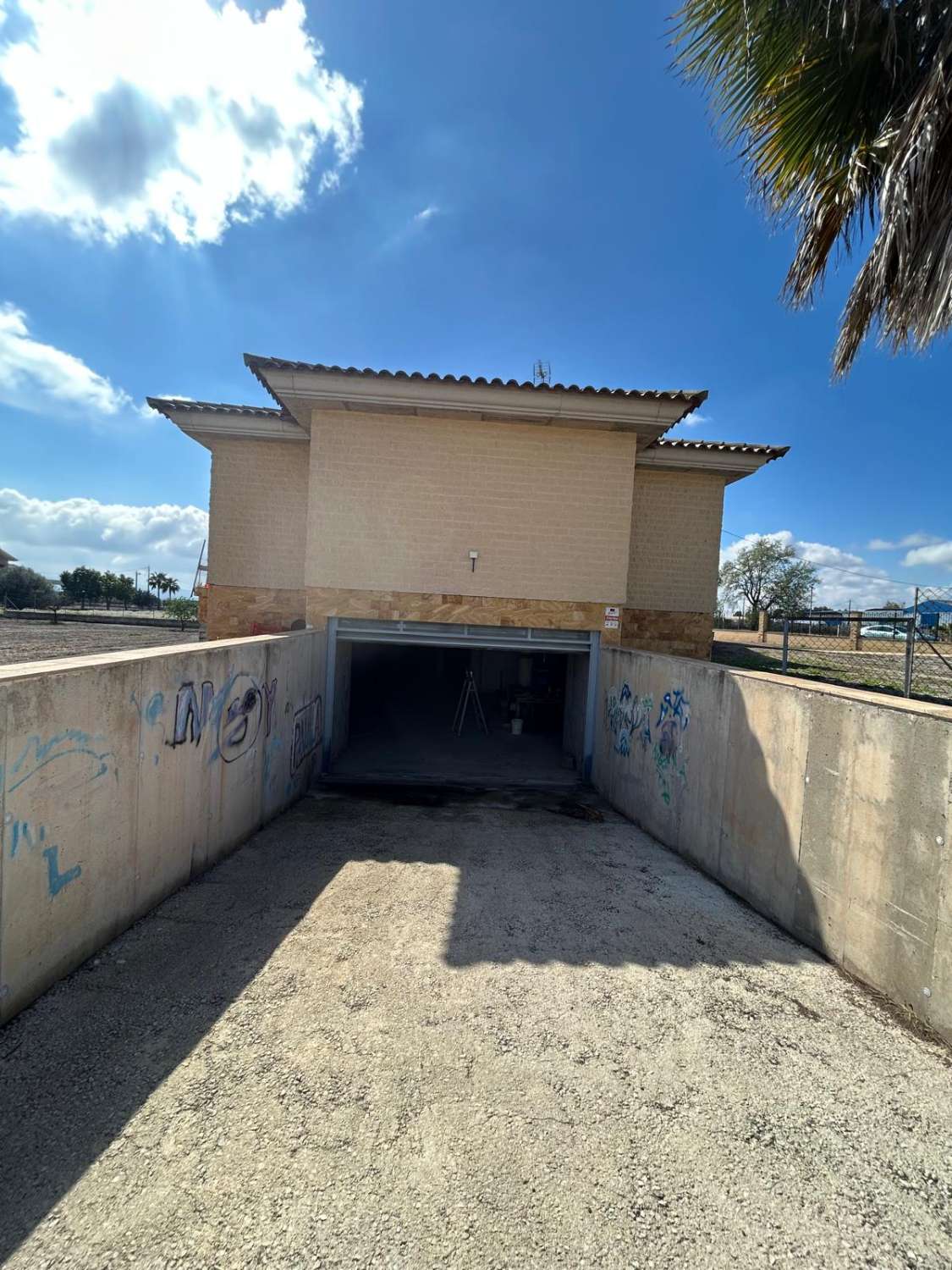 4 Bed, 2 bath house with Garage on 5000 m2 plot in excellent location