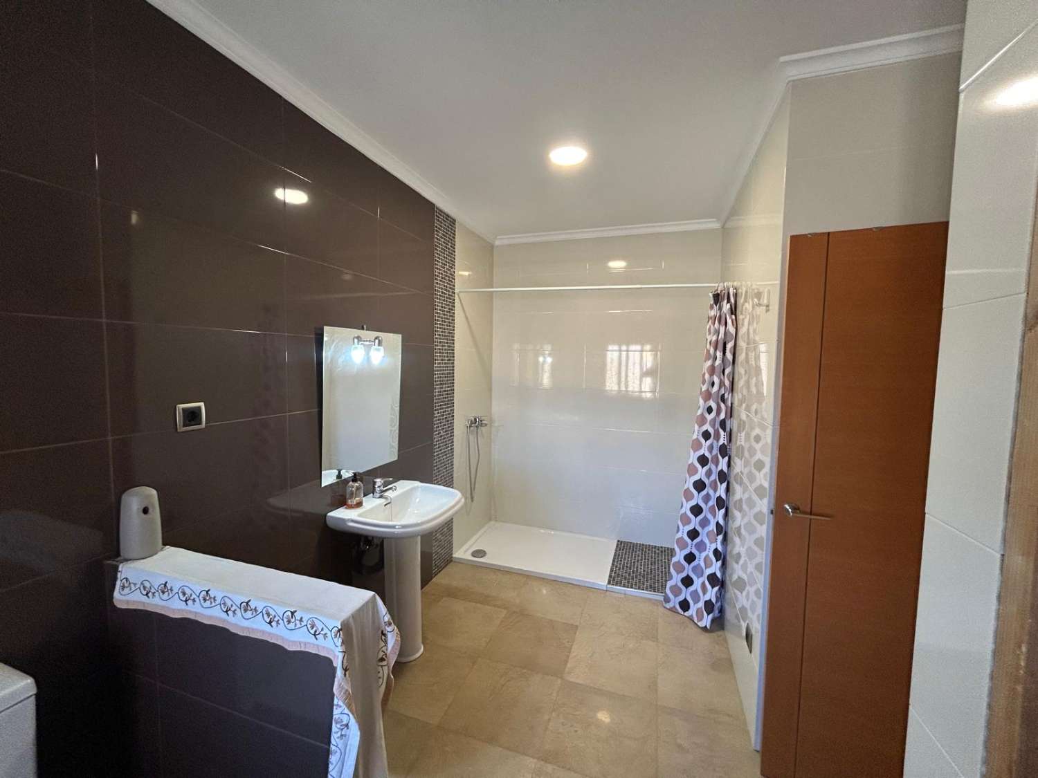 4 Bed, 2 bath house with Garage on 5000 m2 plot in excellent location