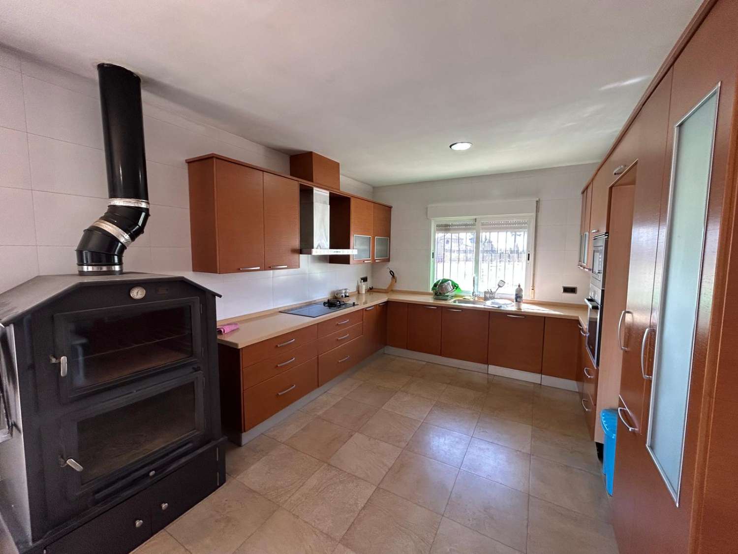 4 Bed, 2 bath house with Garage on 5000 m2 plot in excellent location