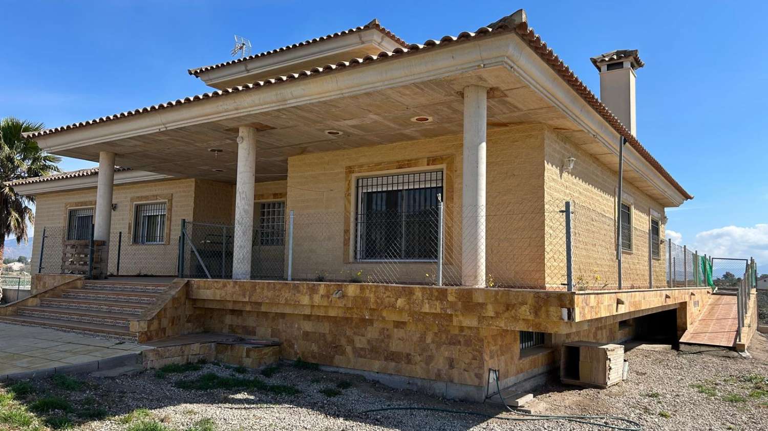 4 Bed, 2 bath house with Garage on 5000 m2 plot in excellent location