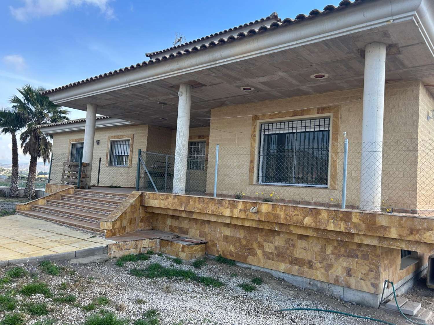 4 Bed, 2 bath house with Garage on 5000 m2 plot in excellent location