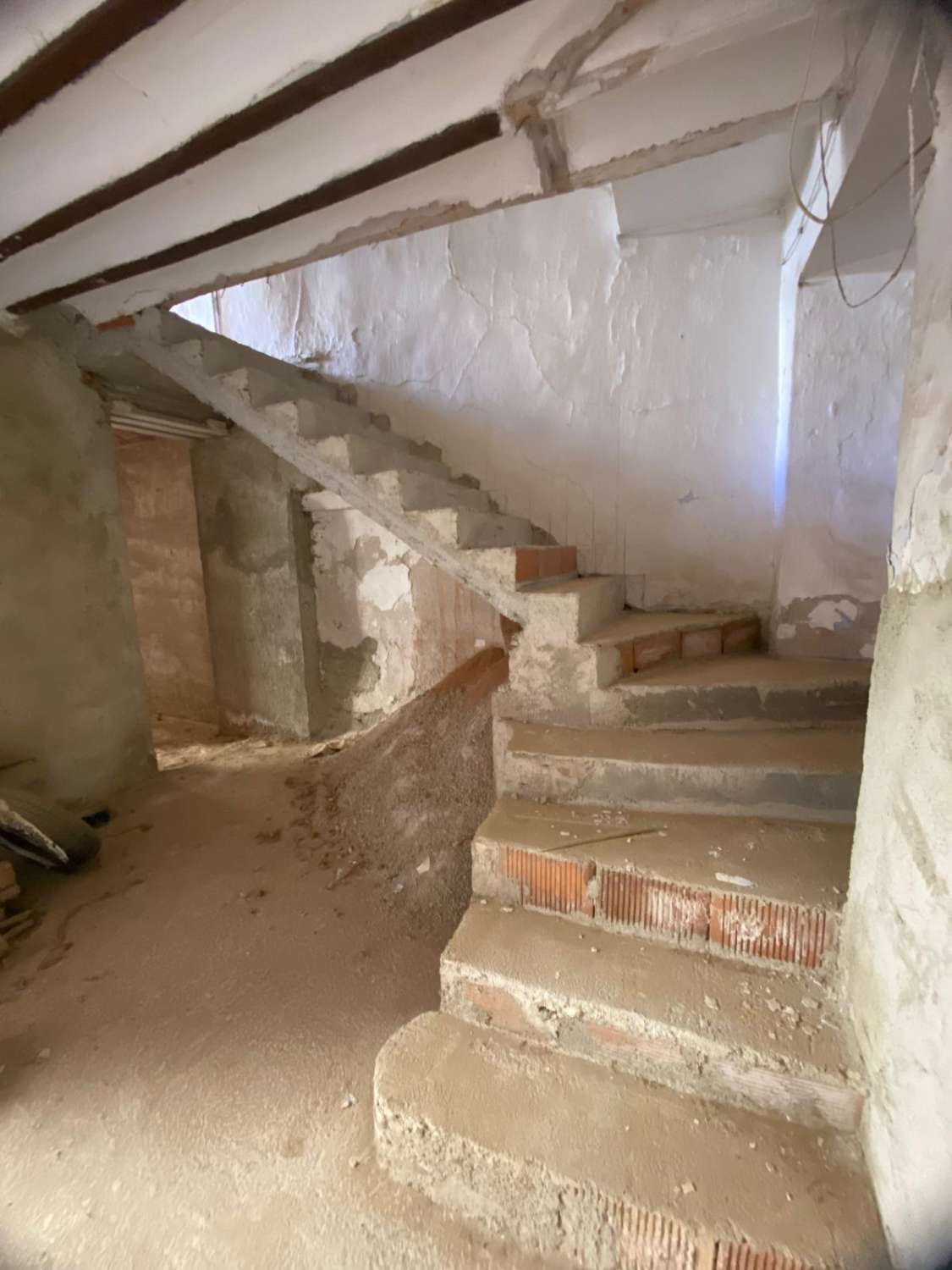 Large Townhouse for sale over 3 floors with garden area in prime position In Velez Rubio