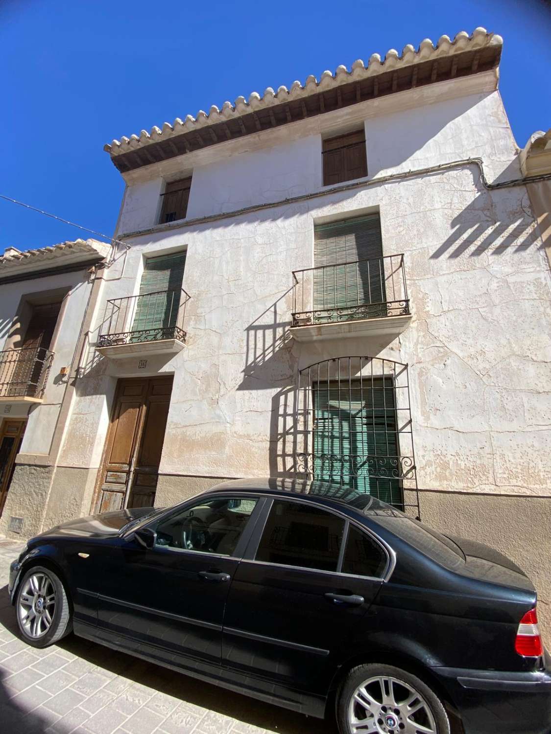 Large Townhouse for sale over 3 floors with garden area in prime position In Velez Rubio