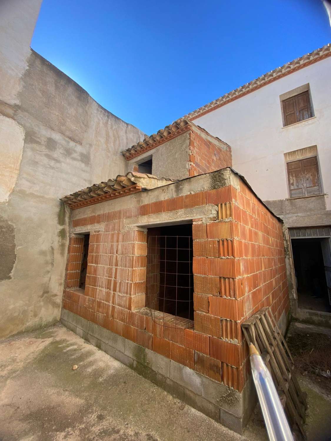 Large Townhouse for sale over 3 floors with garden area in prime position In Velez Rubio