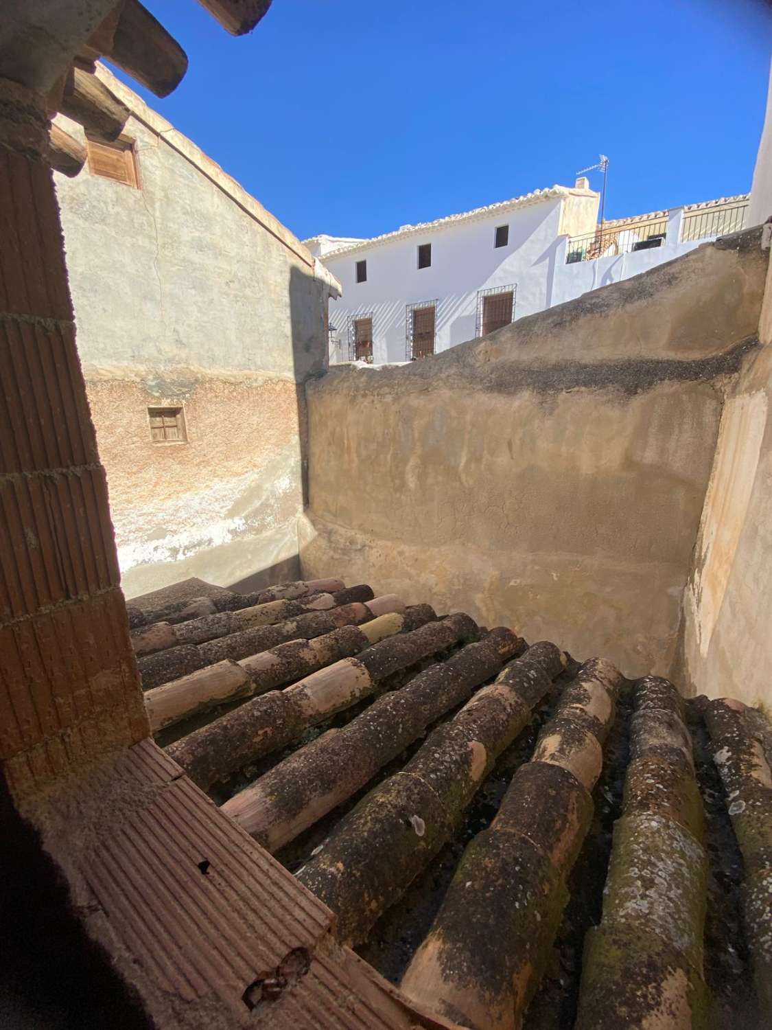 Large Townhouse for sale over 3 floors with garden area in prime position In Velez Rubio