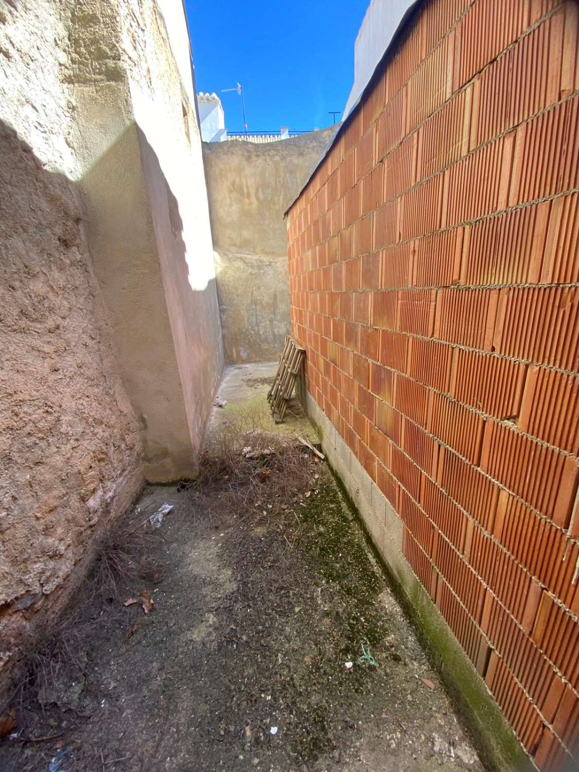 Large Townhouse for sale over 3 floors with garden area in prime position In Velez Rubio