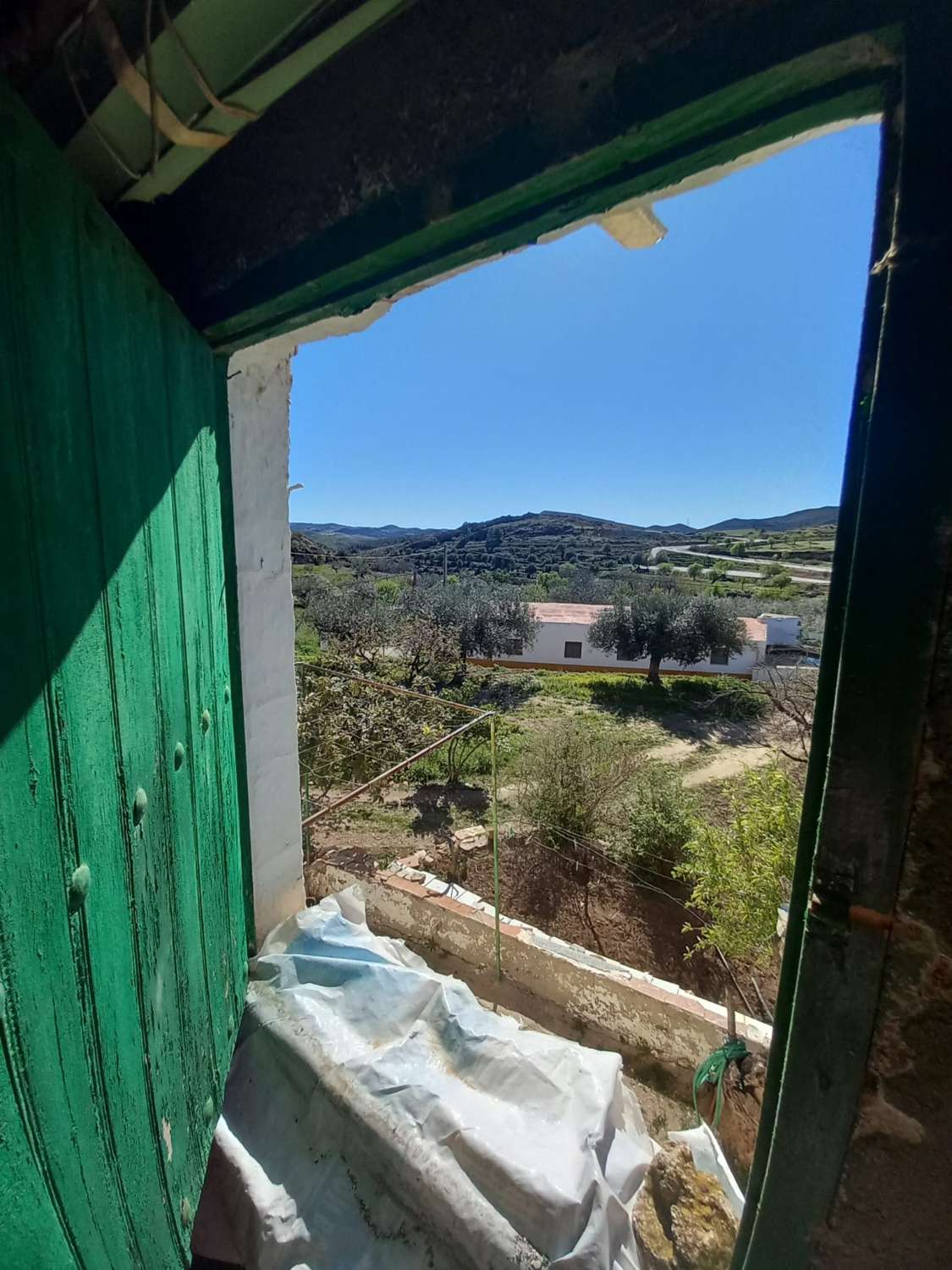 Cortijo with 5,299m2 of land in beautiful setting in Velez Rubio with a garage