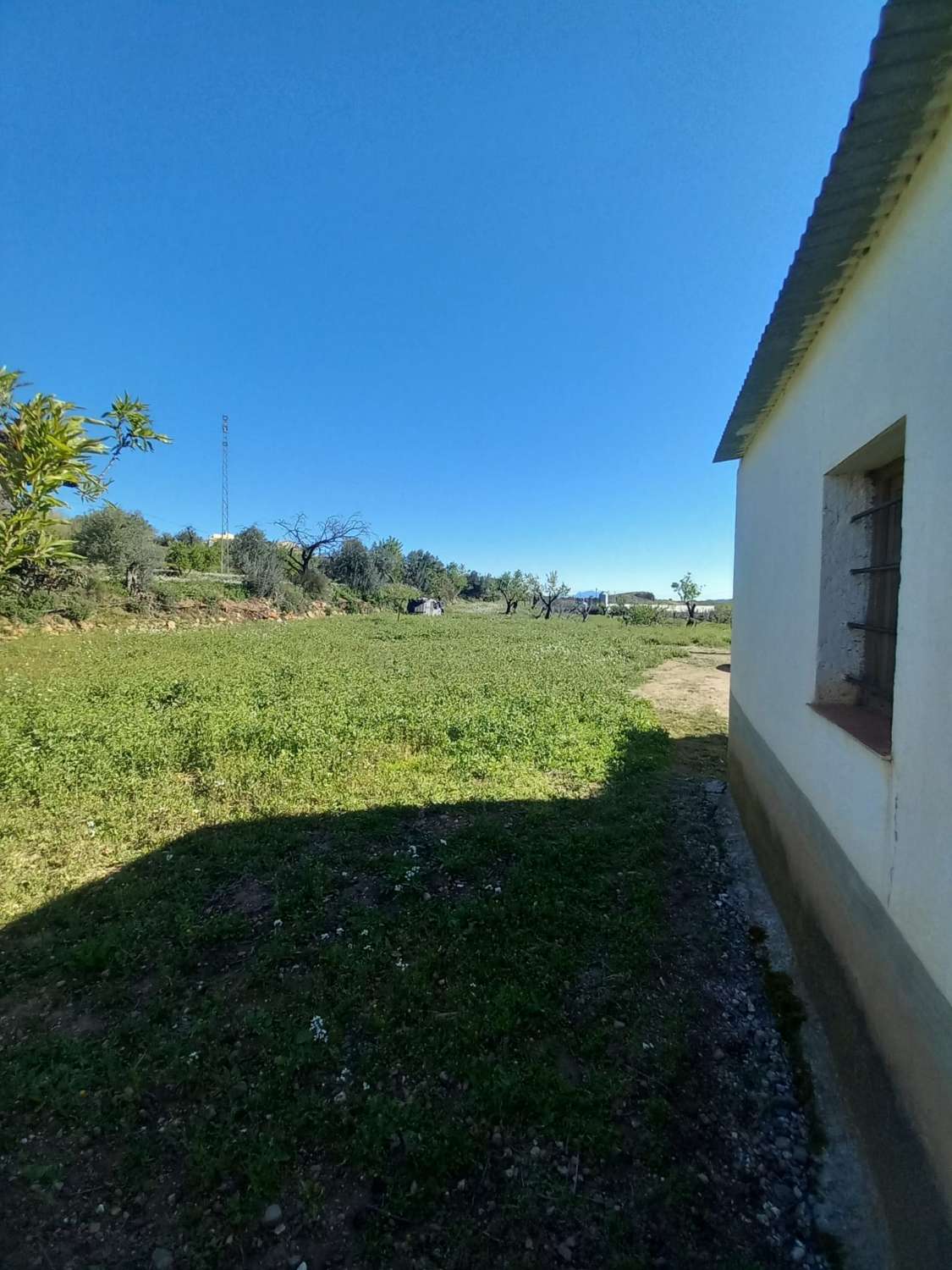 Cortijo with 5,299m2 of land in beautiful setting in Velez Rubio with a garage