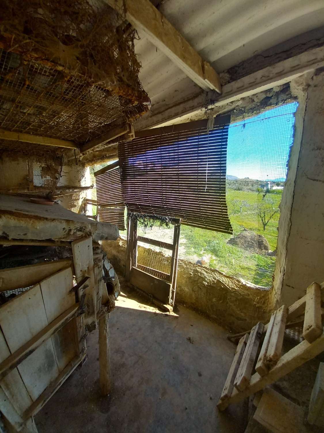 Cortijo with 5,299m2 of land in beautiful setting in Velez Rubio with a garage