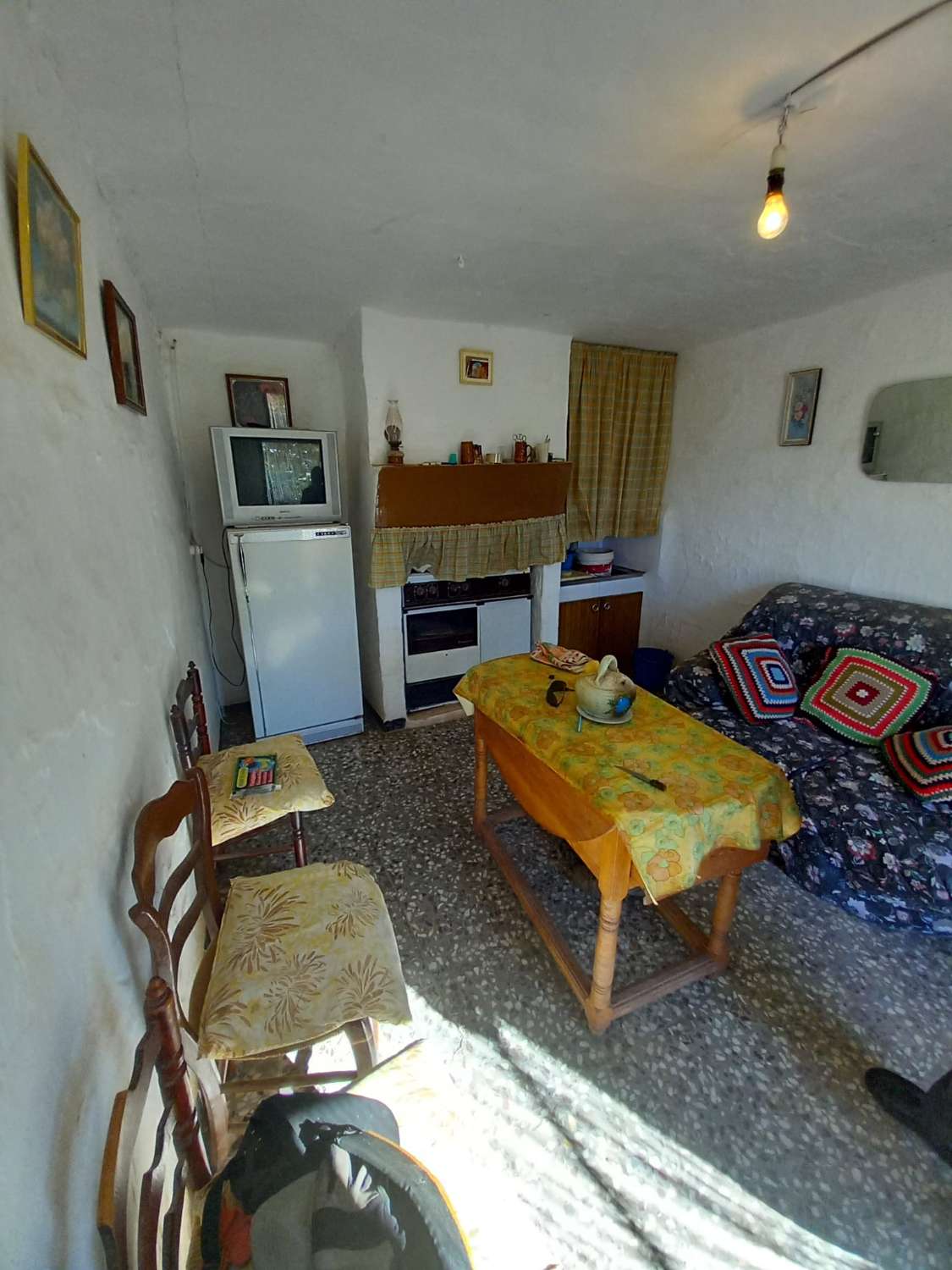 Cortijo with 5,299m2 of land in beautiful setting in Velez Rubio with a garage