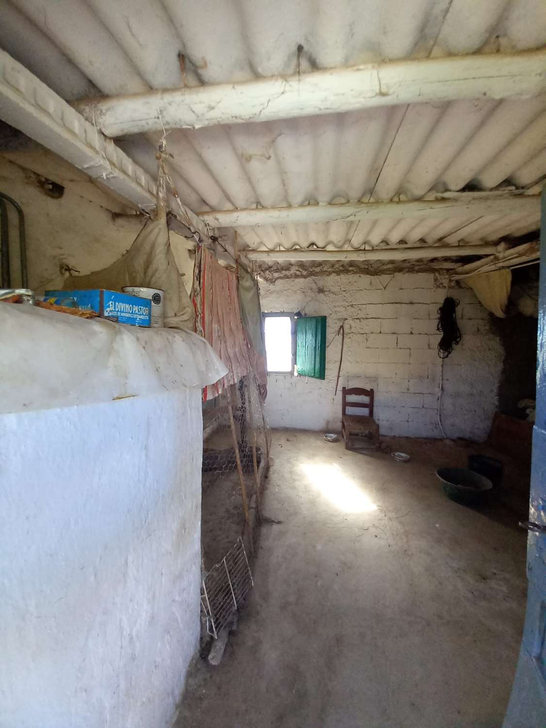 Cortijo with 5,299m2 of land in beautiful setting in Velez Rubio with a garage