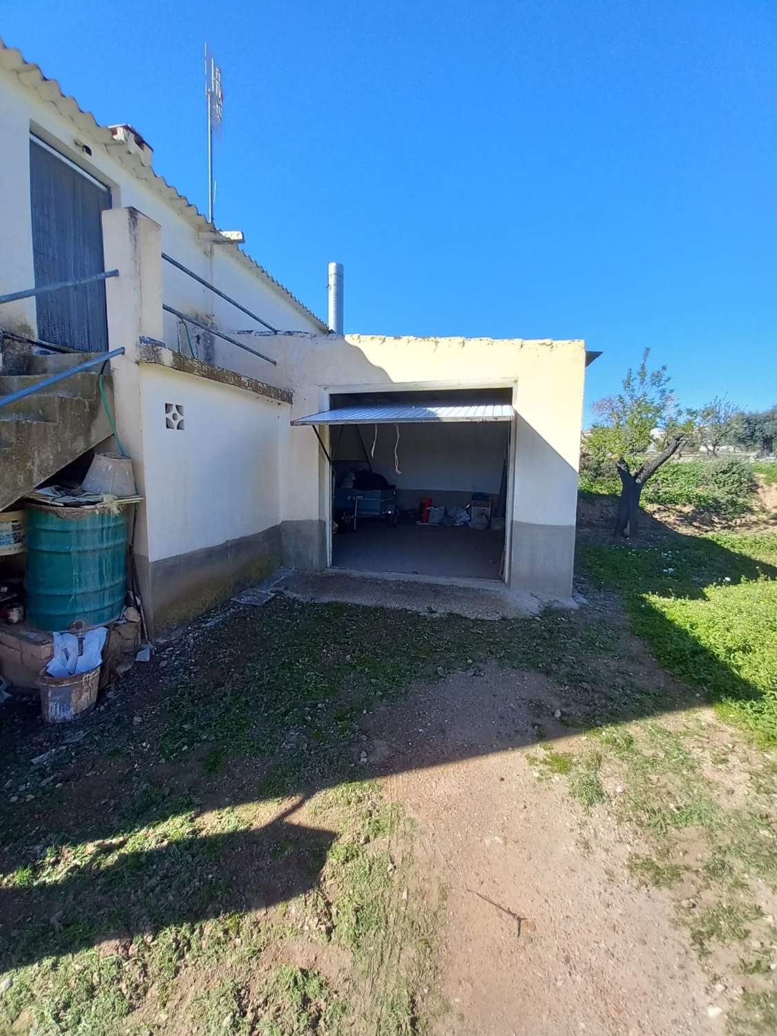 Cortijo with 5,299m2 of land in beautiful setting in Velez Rubio with a garage