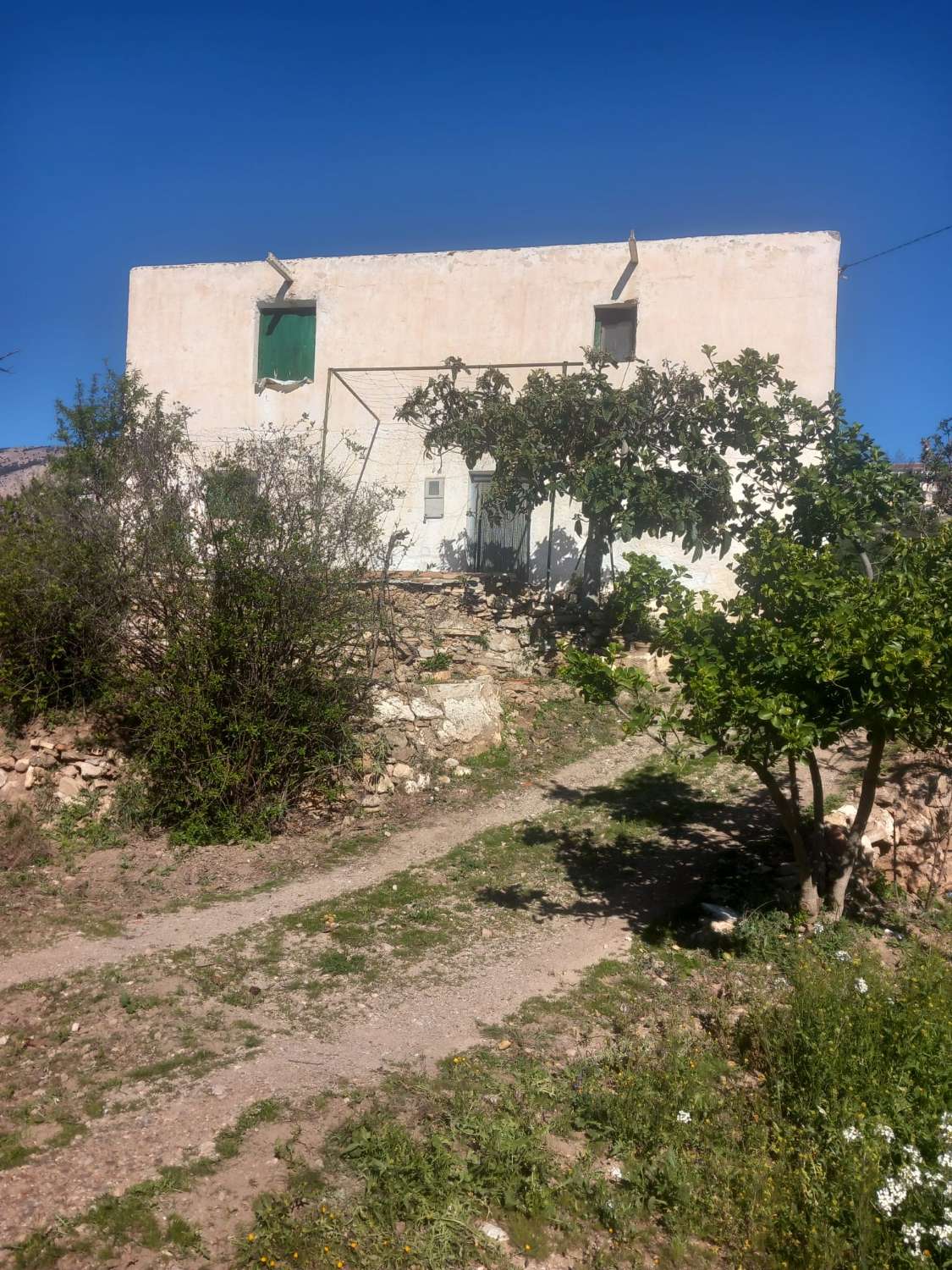 Cortijo with 5,299m2 of land in beautiful setting in Velez Rubio with a garage