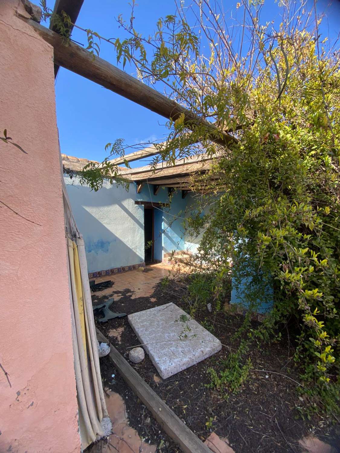 Stunning 4 bed, 2 bath property with pool in secluded location near Oria town