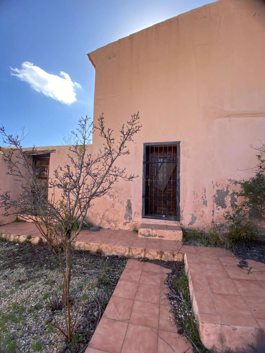 Stunning 4 bed, 2 bath property with pool in secluded location near Oria town