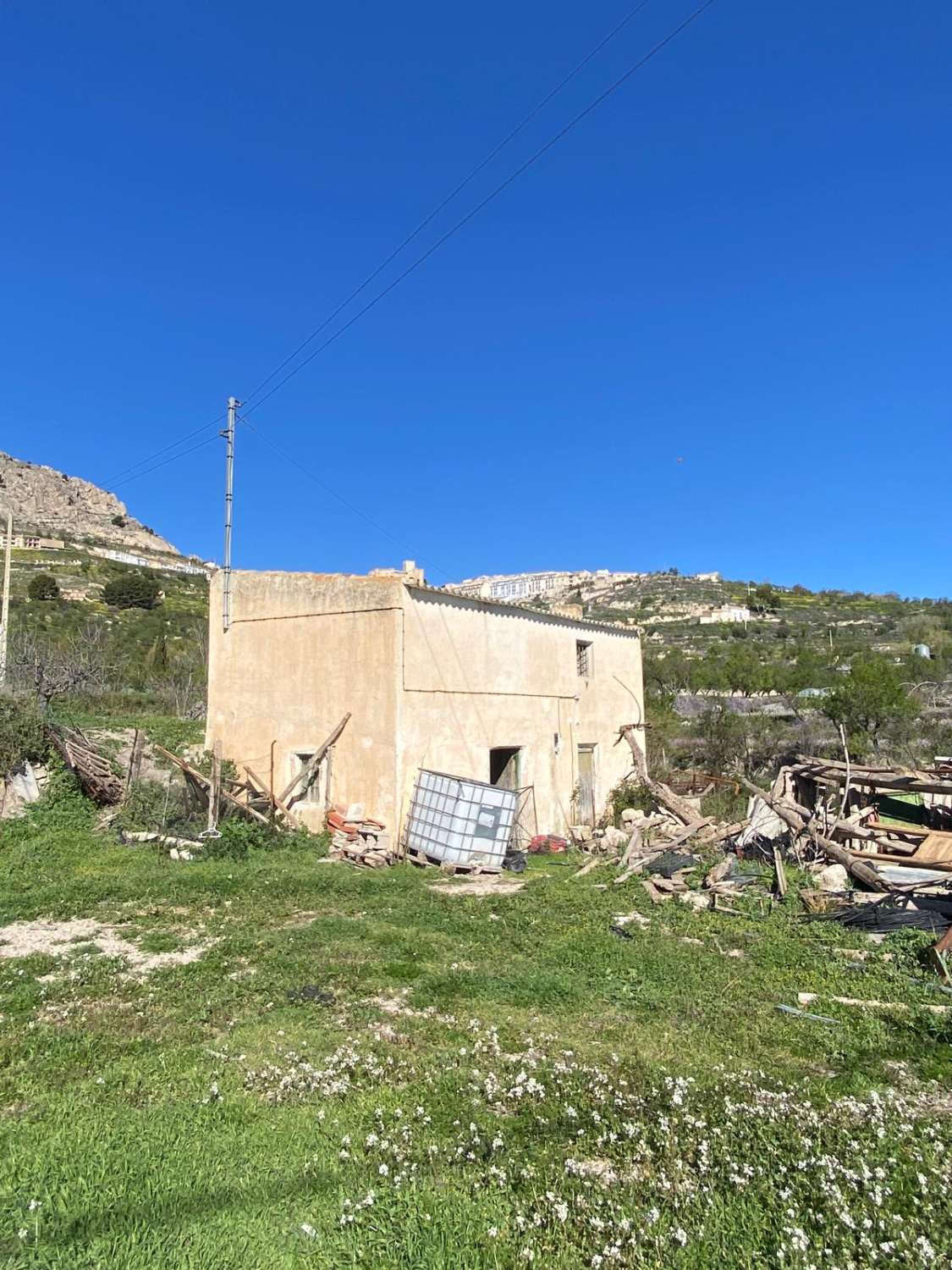 Land of 9,517m2 with 2 dwellings. Amazing views on edge of Velez Blanco town