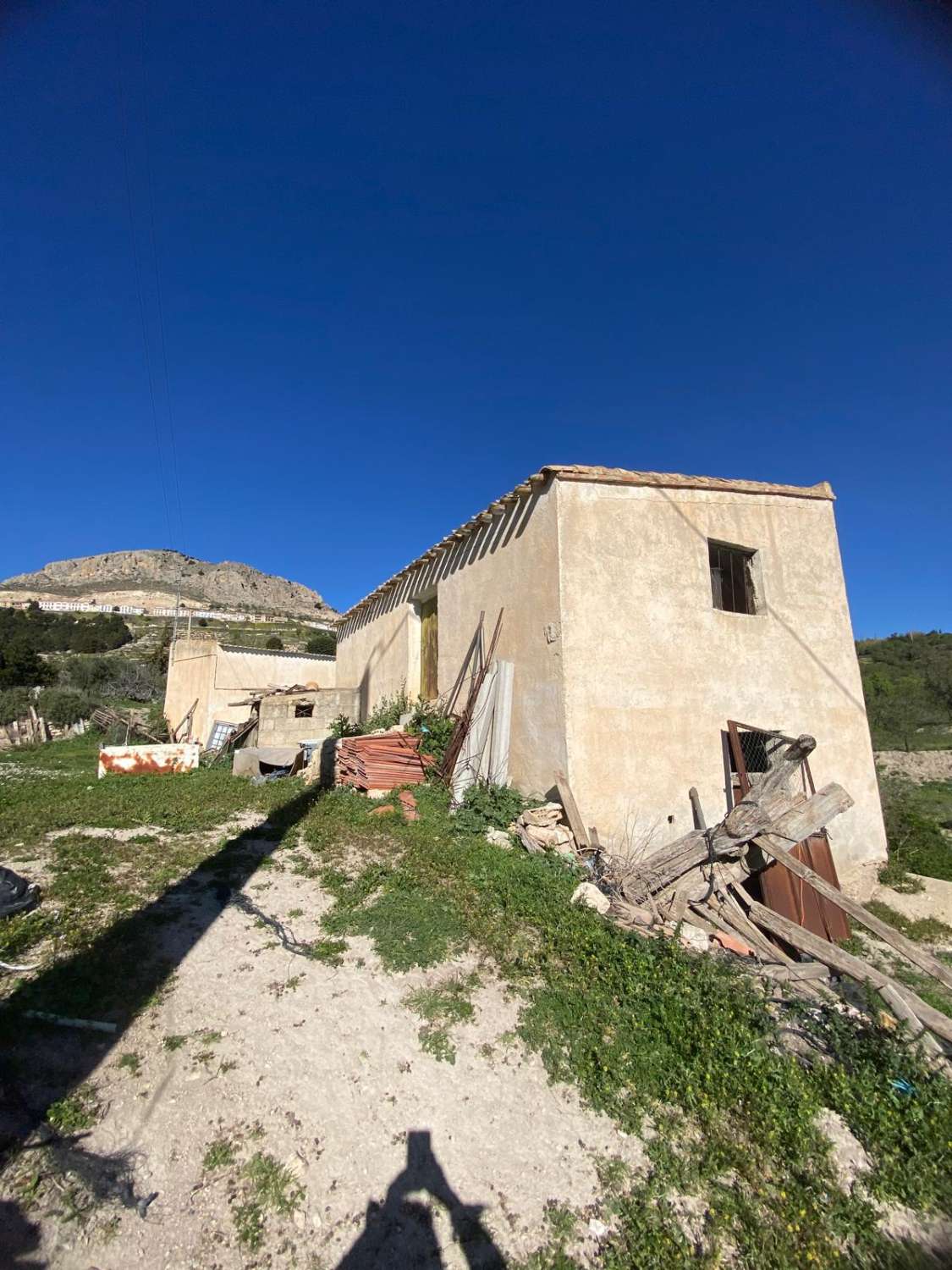 Land of 9,517m2 with 2 dwellings. Amazing views on edge of Velez Blanco town