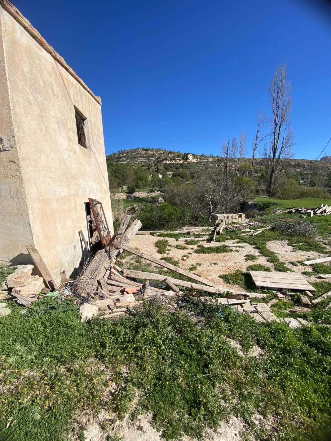 Land of 9,517m2 with 2 dwellings. Amazing views on edge of Velez Blanco town