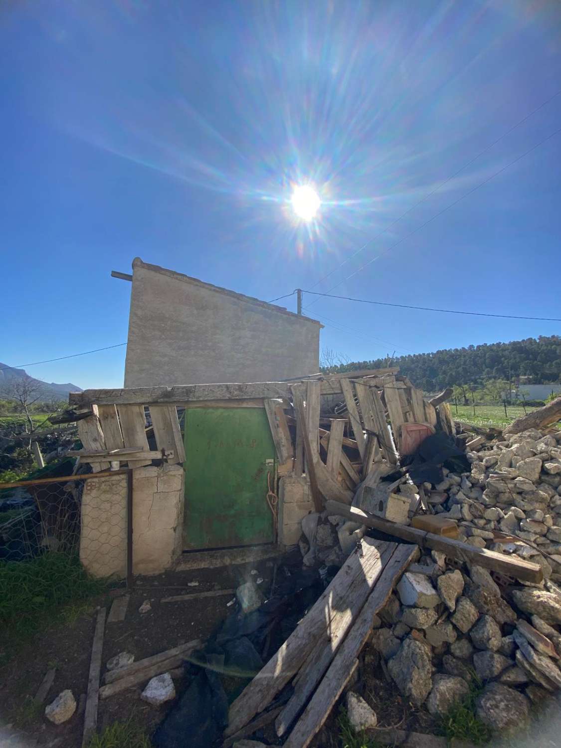 Land of 9,517m2 with 2 dwellings. Amazing views on edge of Velez Blanco town