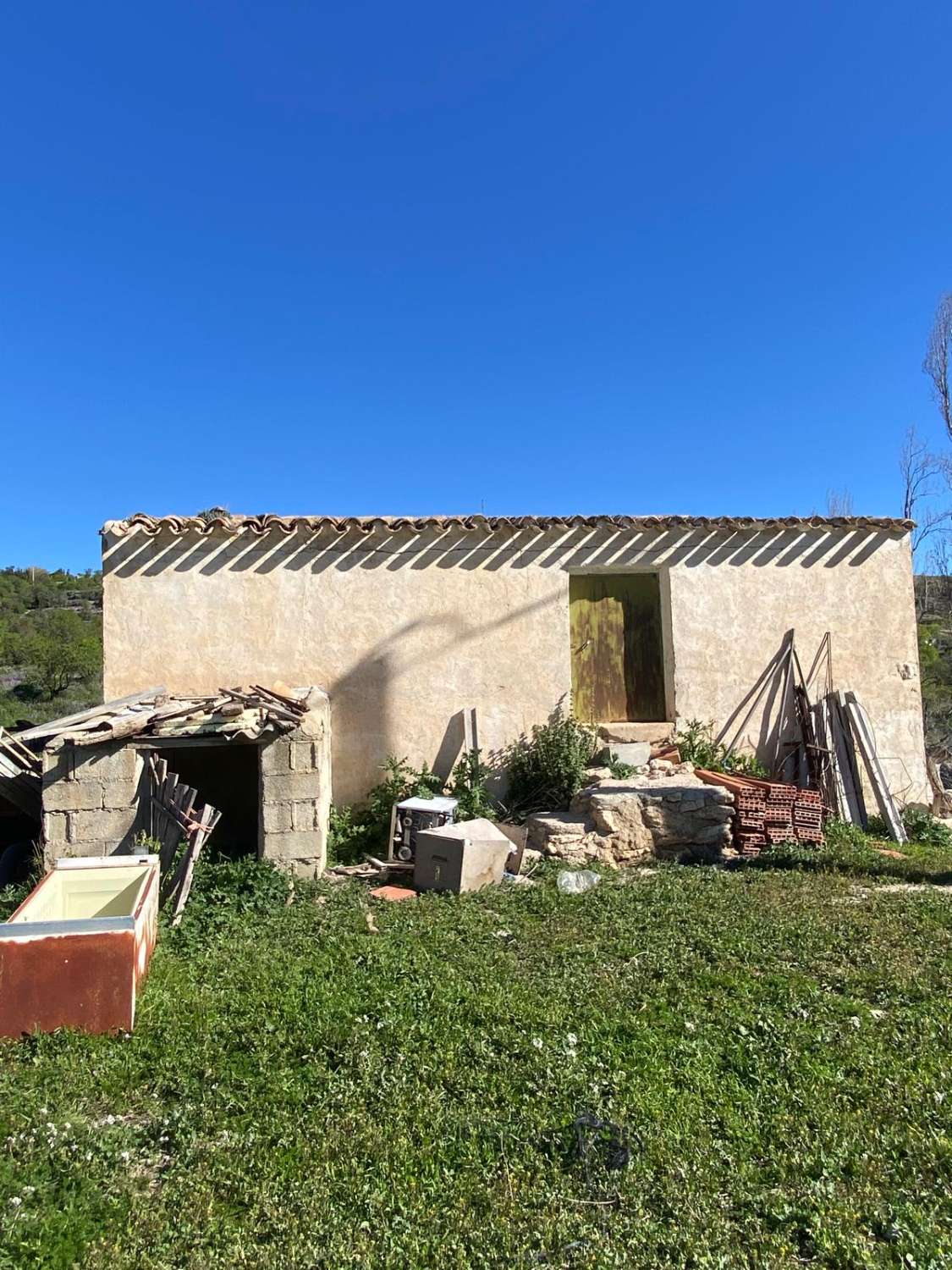 Land of 9,517m2 with 2 dwellings. Amazing views on edge of Velez Blanco town