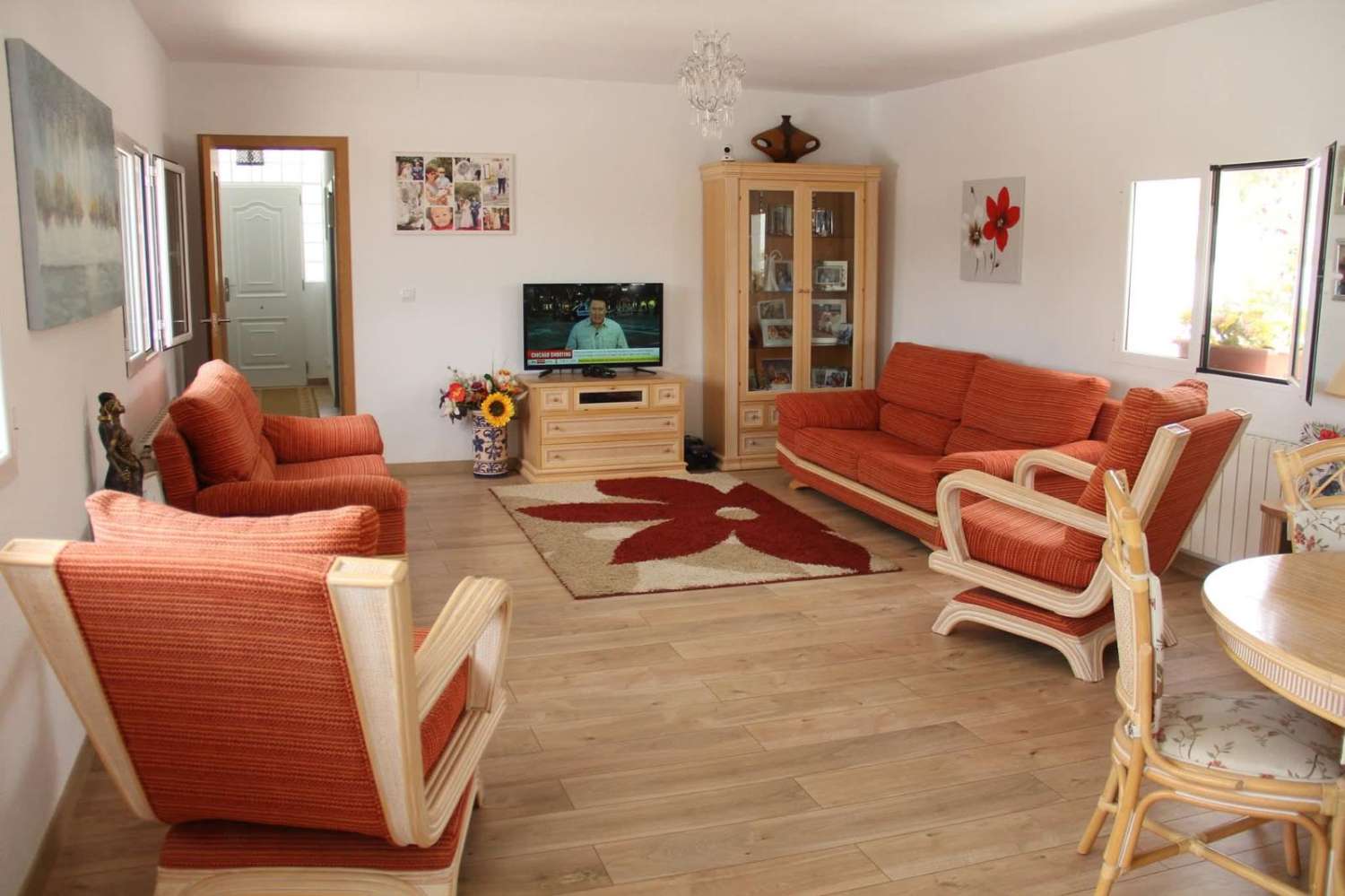 Immaculate 3 Bedroom,3 bedroom Villa in Oria with outside space in heart of Oria