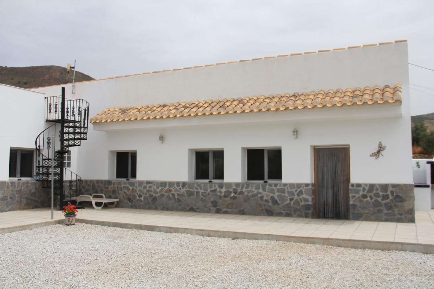 Immaculate 3 Bedroom,3 bedroom Villa in Oria with outside space in heart of Oria