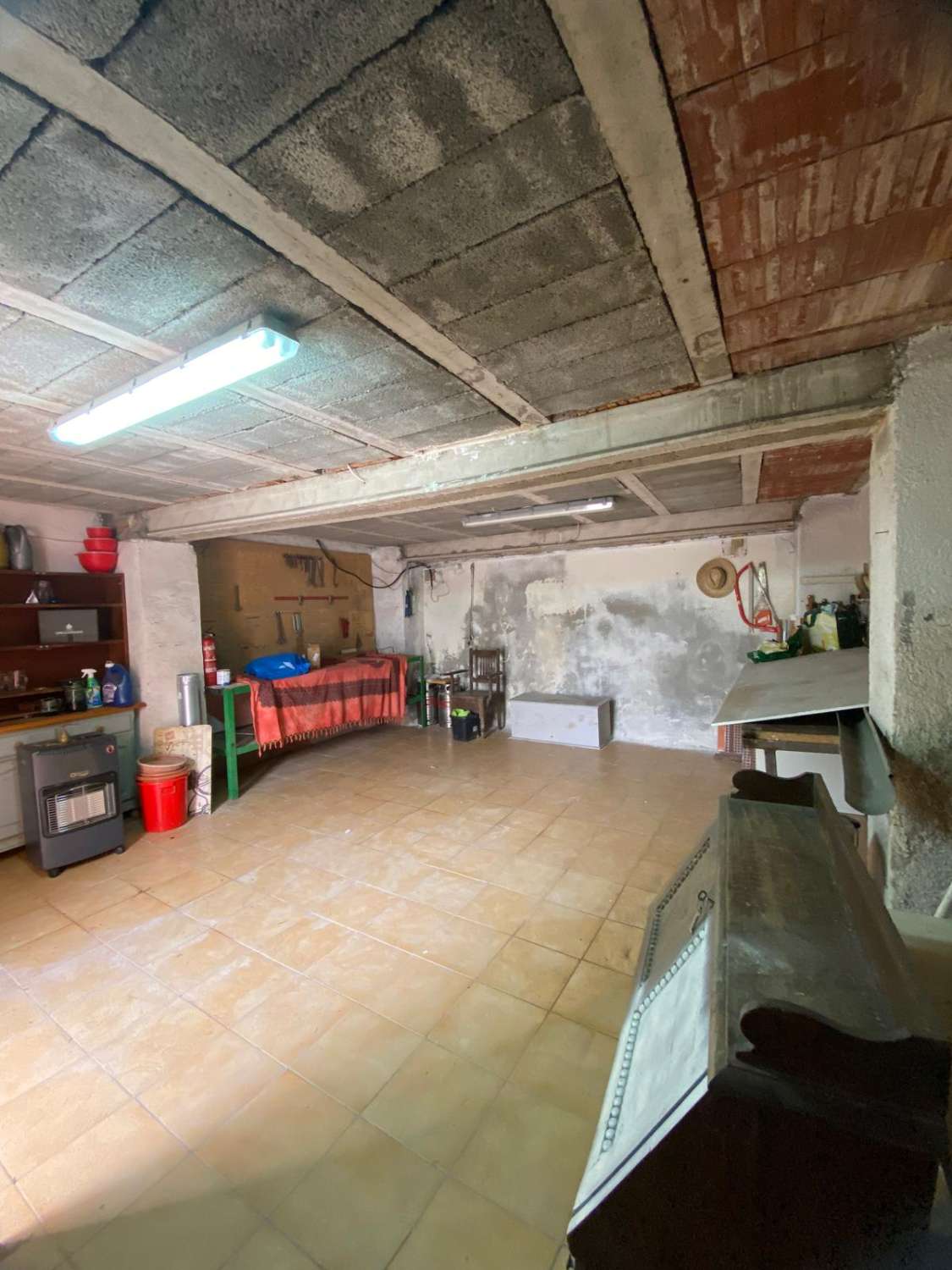 Charming 2/3  bed house with outside patio and double garage in town of Oria