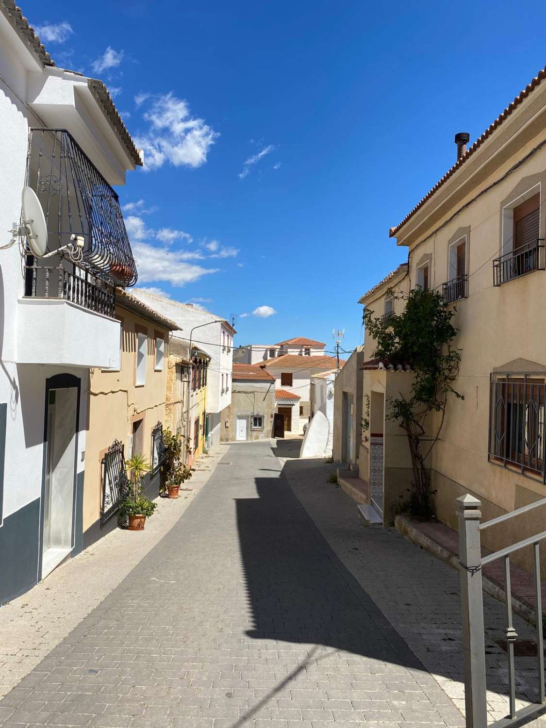 Encantadora casa de 2 habitaciones con patio exterior y garaje doble en la ciudad de Oria.